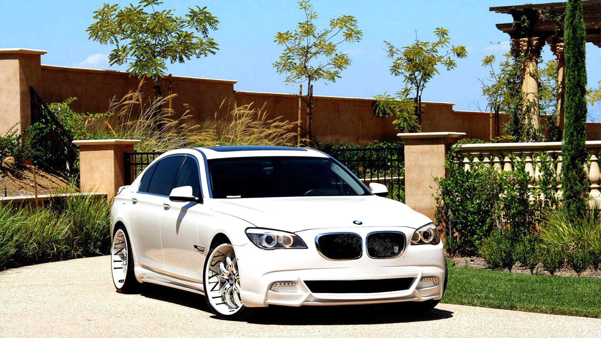 خلفية سيارة BMW 7 F01 بيضاء مع تعديل Asanti عند البوابة