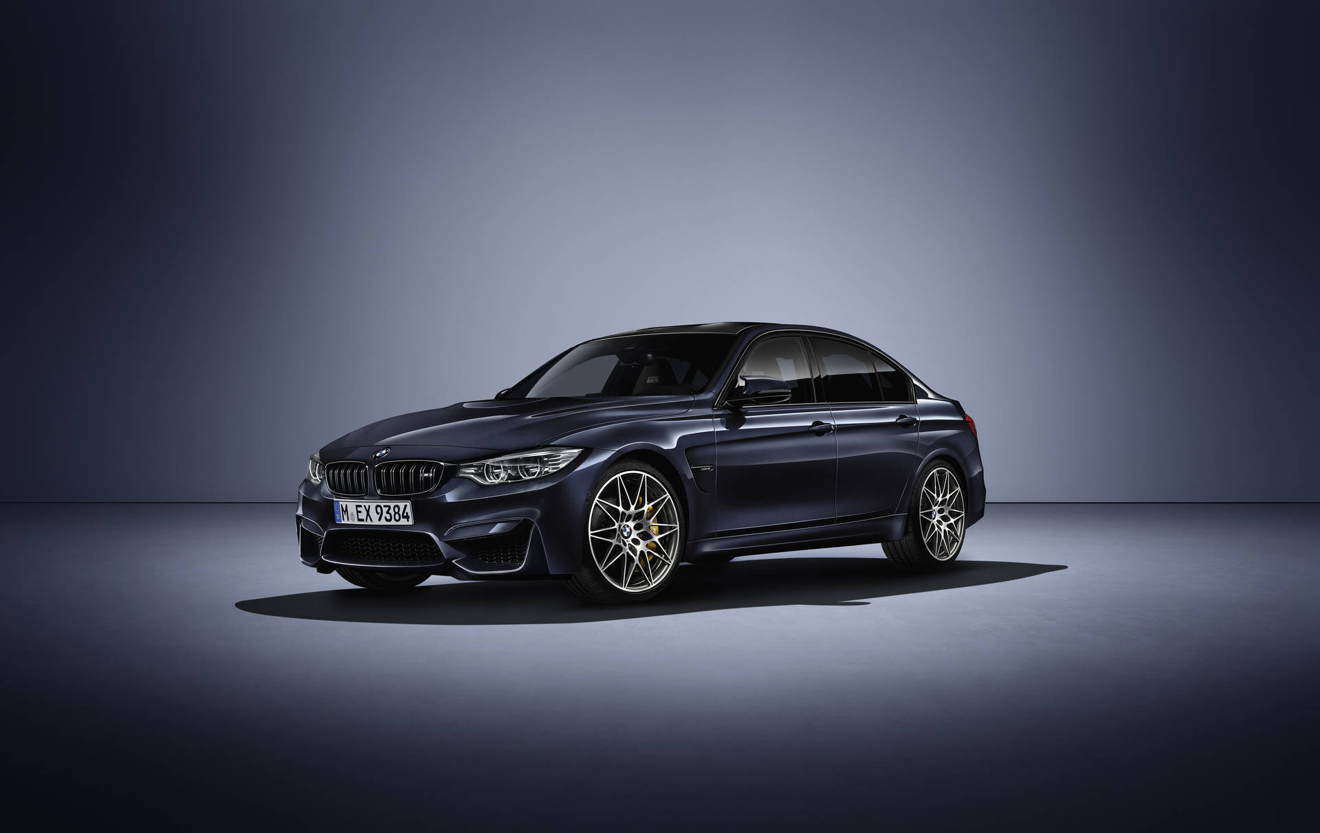 خلفية سيارة BMW M3 30 Jahre Edition سوداء في الأضواء