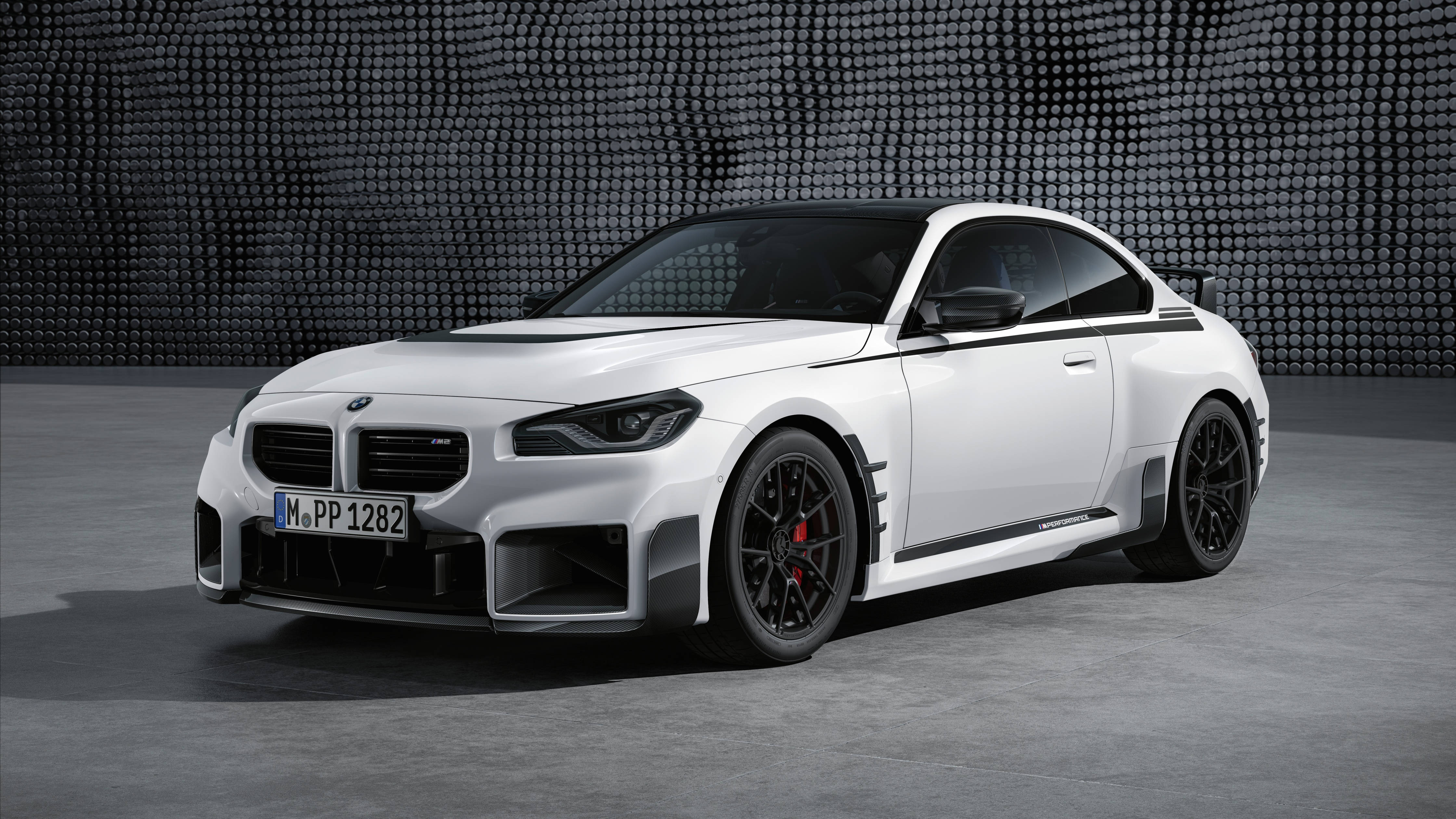 سيارة BMW M2 بيضاء بدقة 4K للابتوب خلفية