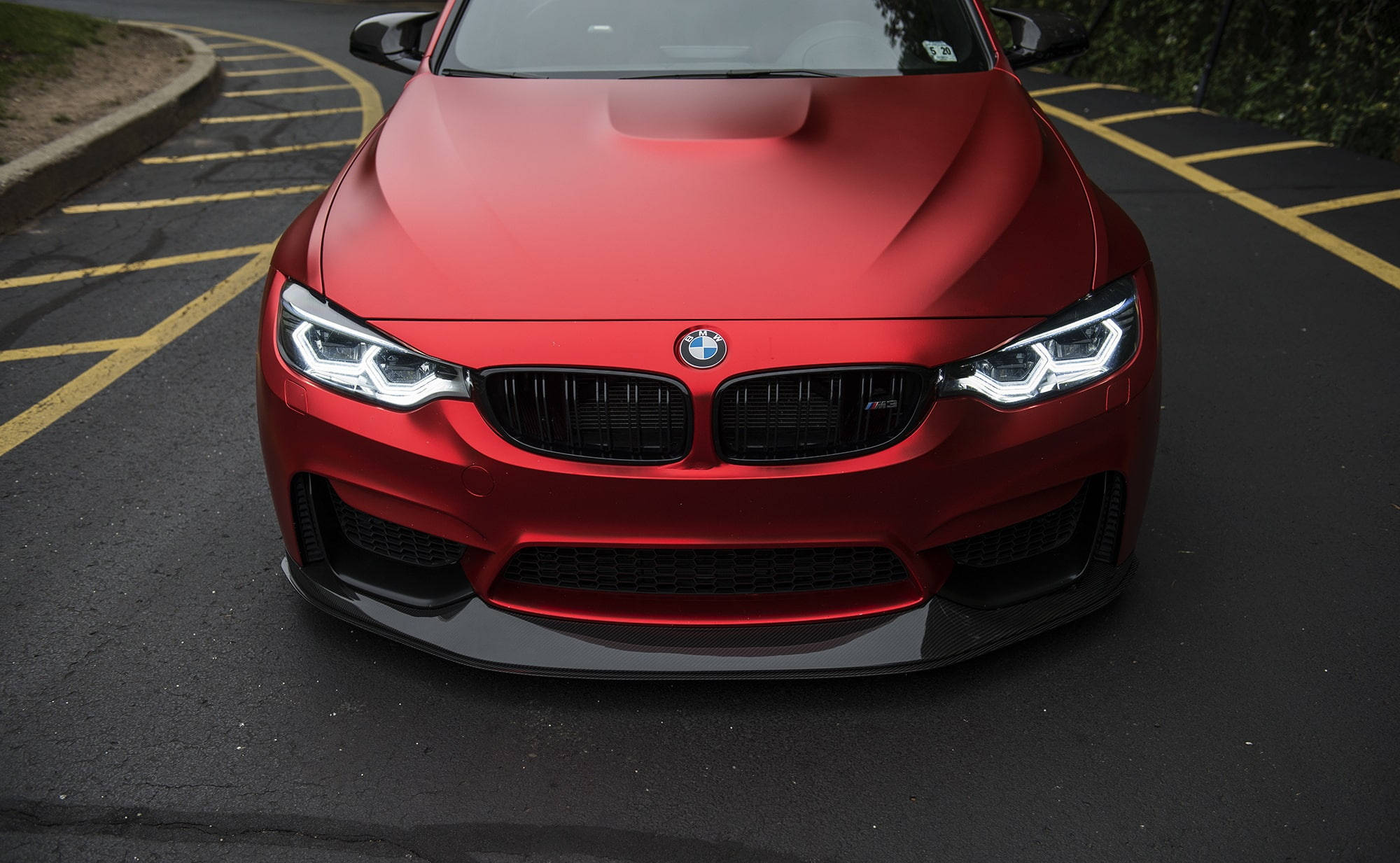سيارة BMW M3 حمراء غير لامعة للابتوب خلفية