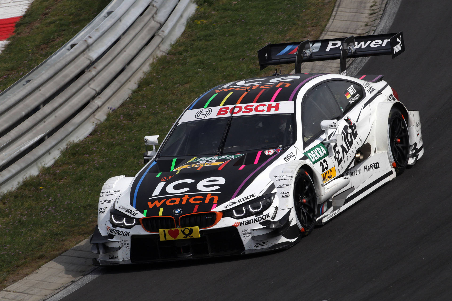 خلفية سيارة BMW M4 DTM 2014 على مضمار سباق متعرج