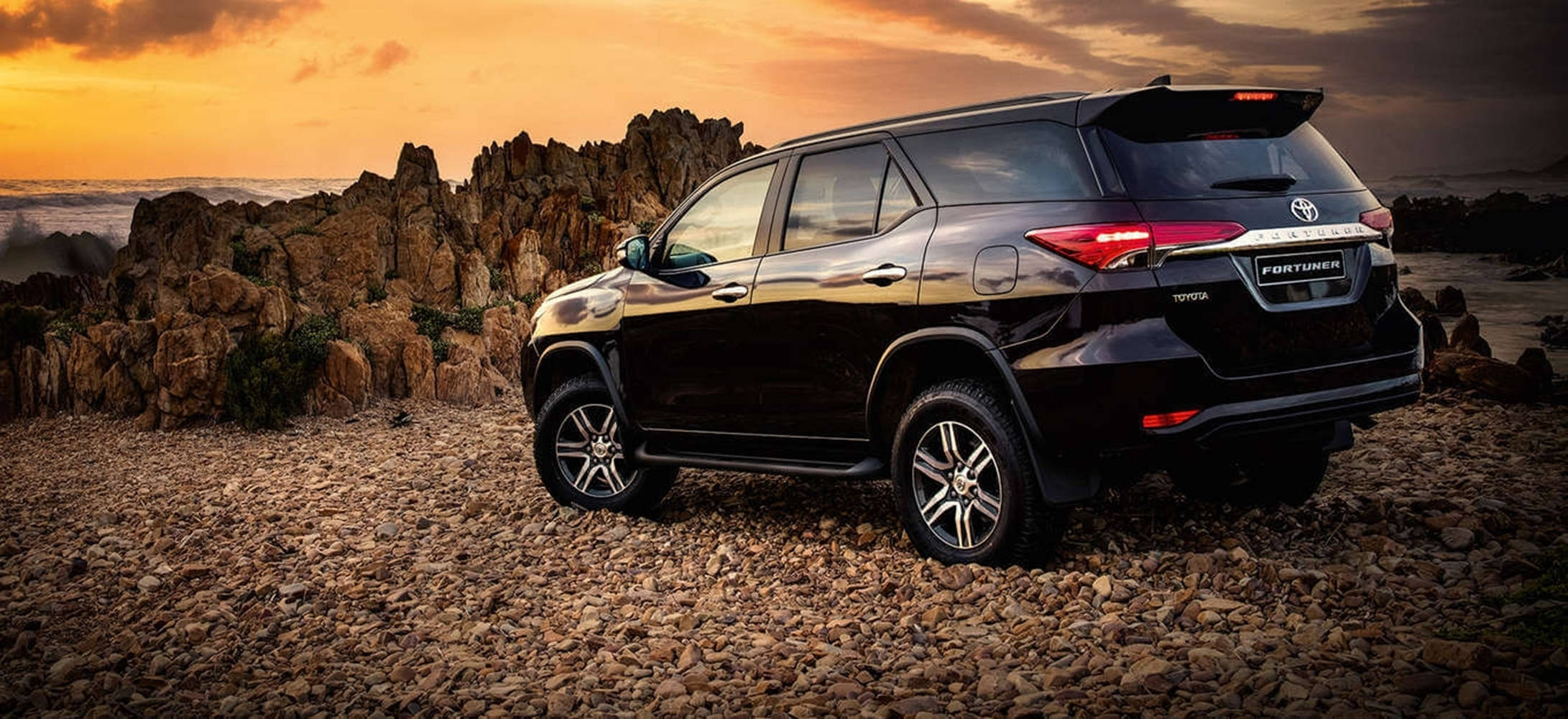 سيارة تويوتا فورتشنر بلاك ليجيندر SUV خلفية