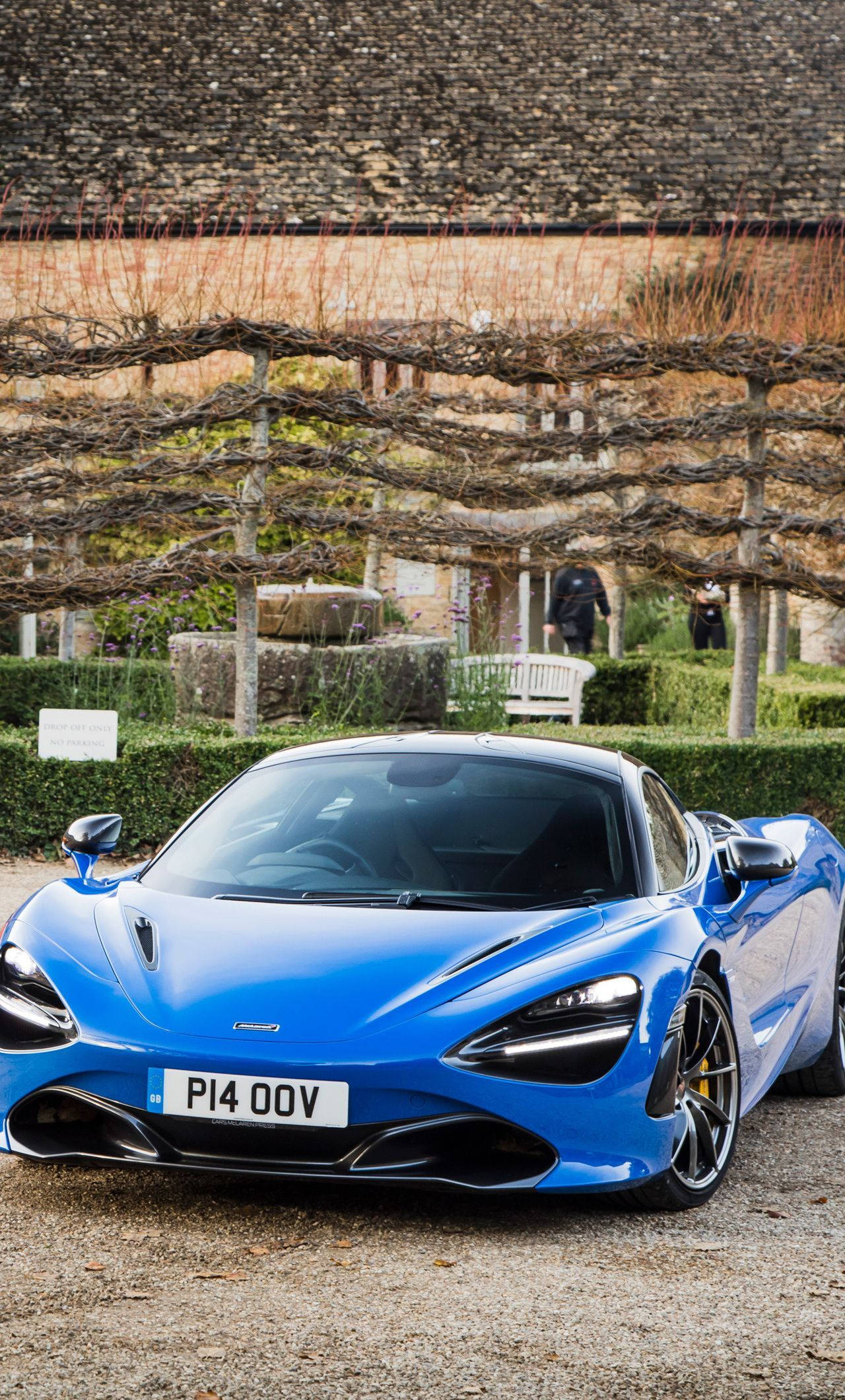 سيارة ماكلارين 720S الزرقاء في حديقة للهاتف خلفية