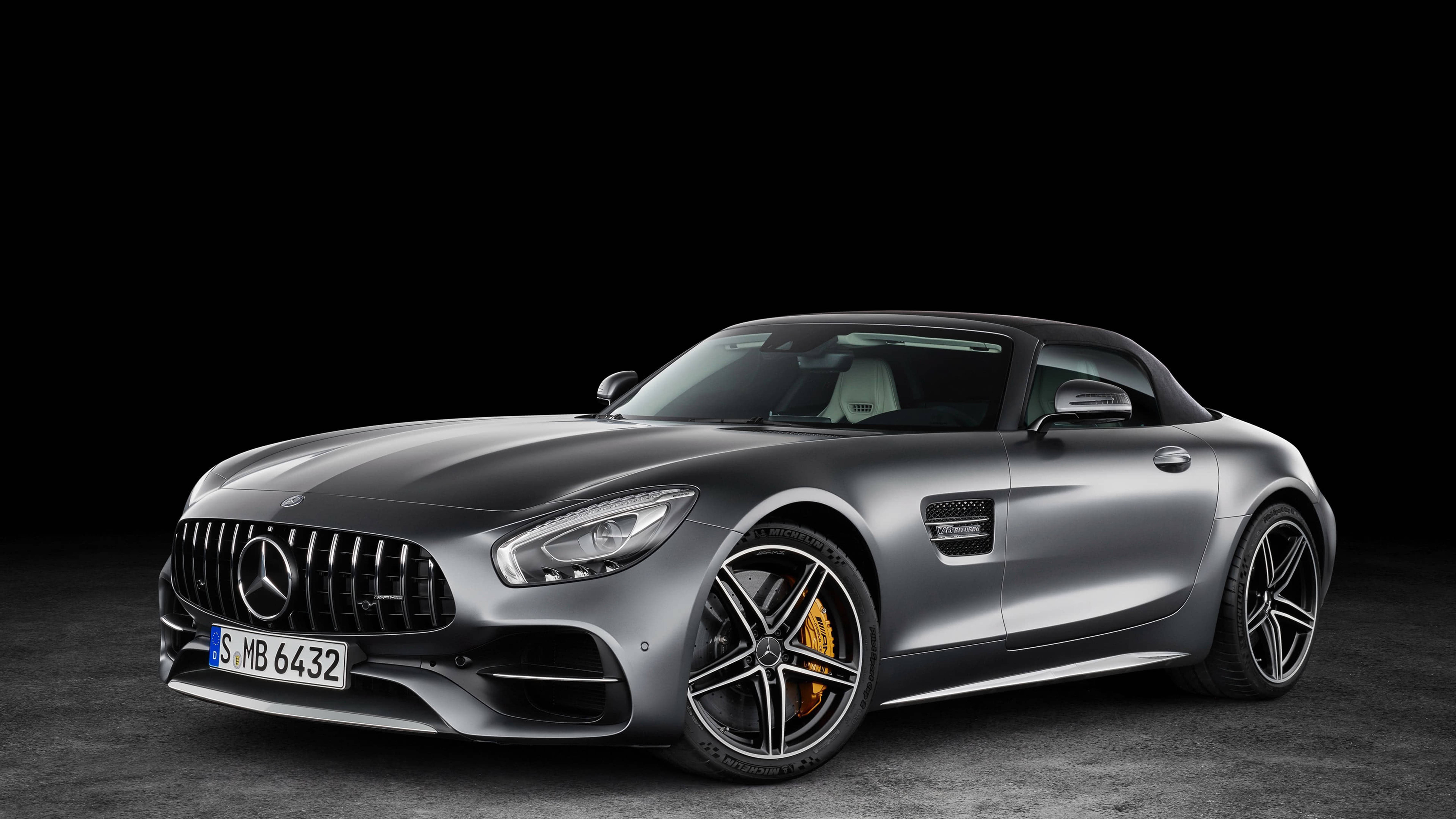 سيارة مرسيدس AMG فضية جمالية بدقة 4K خلفية