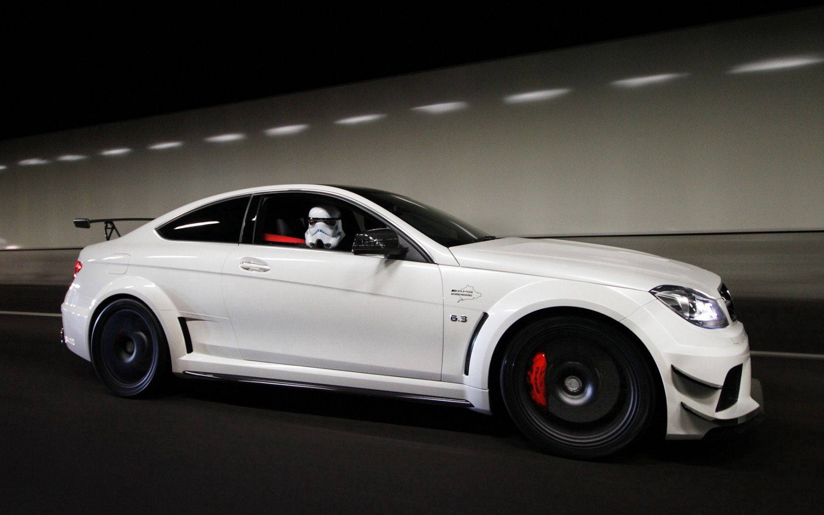 خلفية سيارة مرسيدس بيضاء
