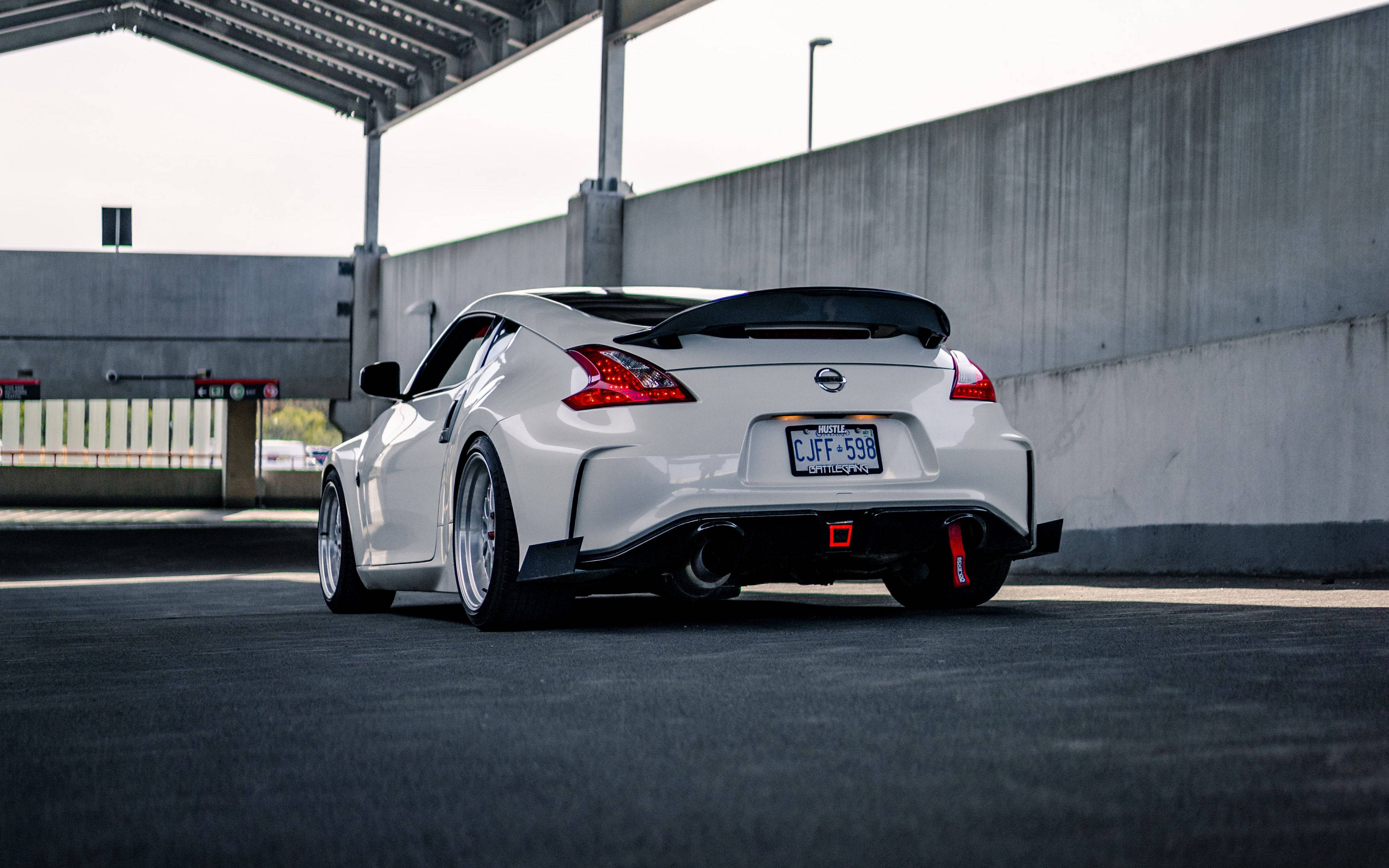 سيارة نيسان 370Z في موقف سيارات مغطى خلفية