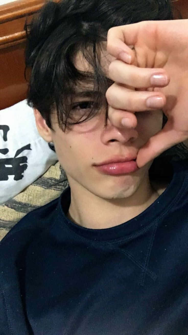شاب أنيق يتأهب لالتقاط الصورة المثالية خلفية