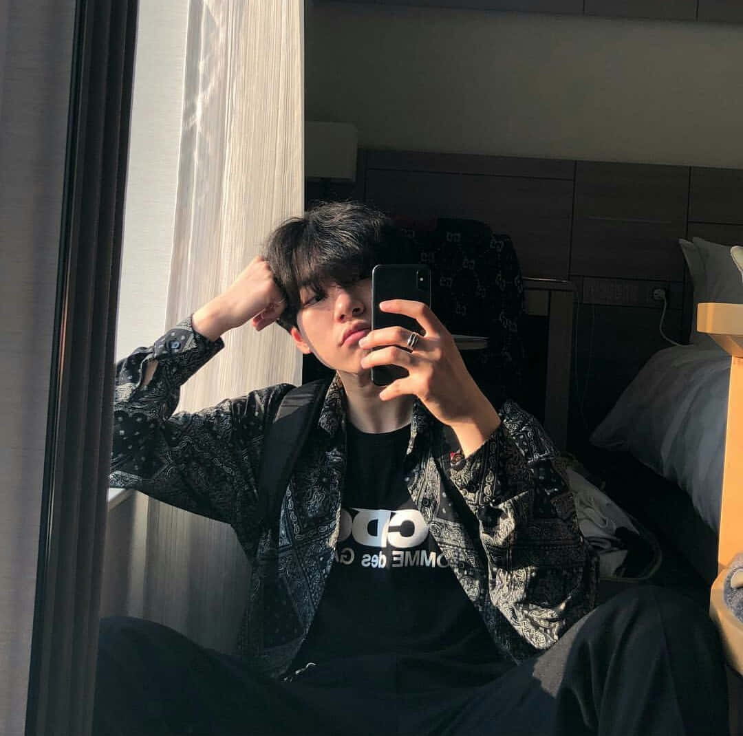 شاب أنيق يقف في مشهد أحلامي خيالي خلفية