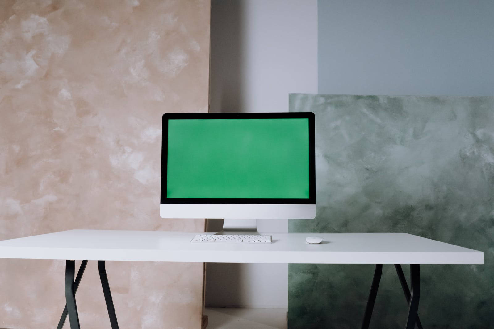 شاشة خضراء على iMac في مكتب خلفية