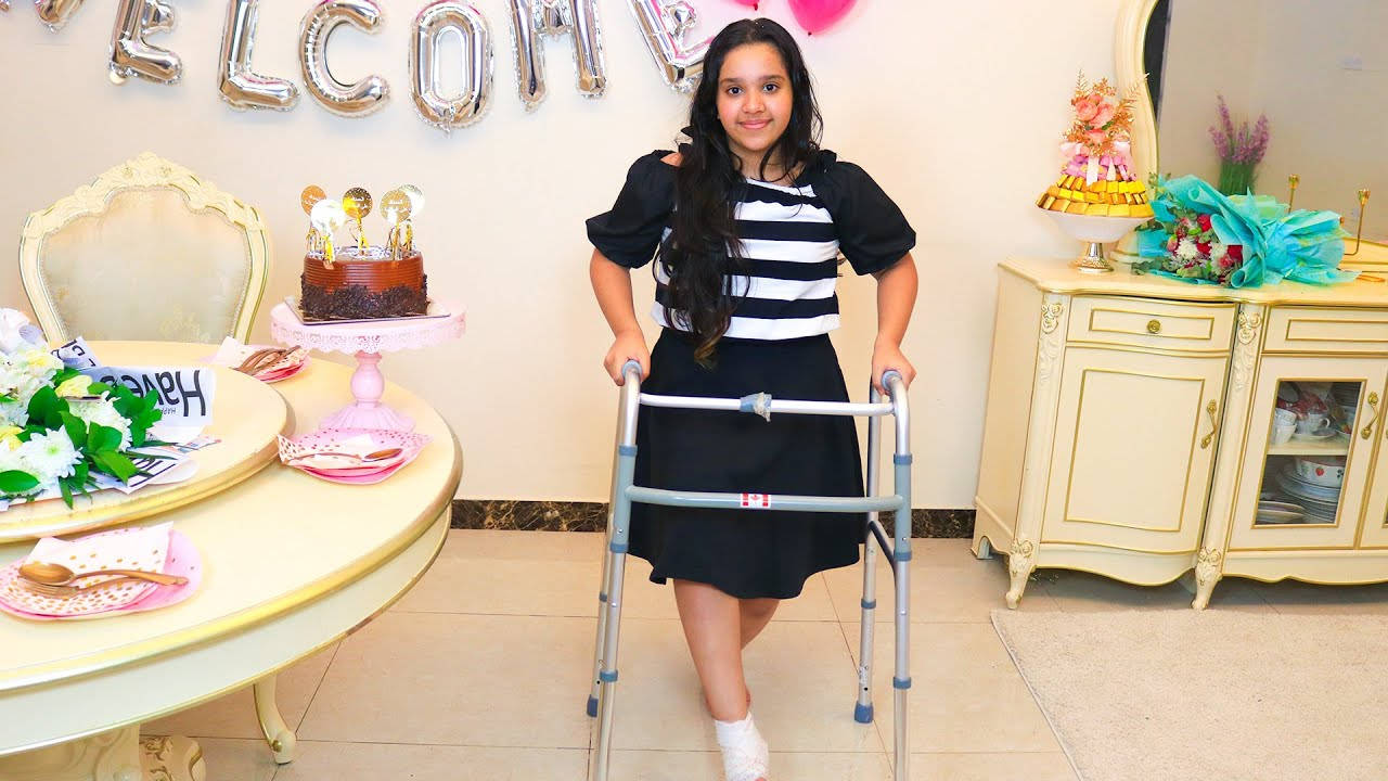 شفة: امرأة عاقدة العزم تستخدم عكازًا للتنقل خلفية