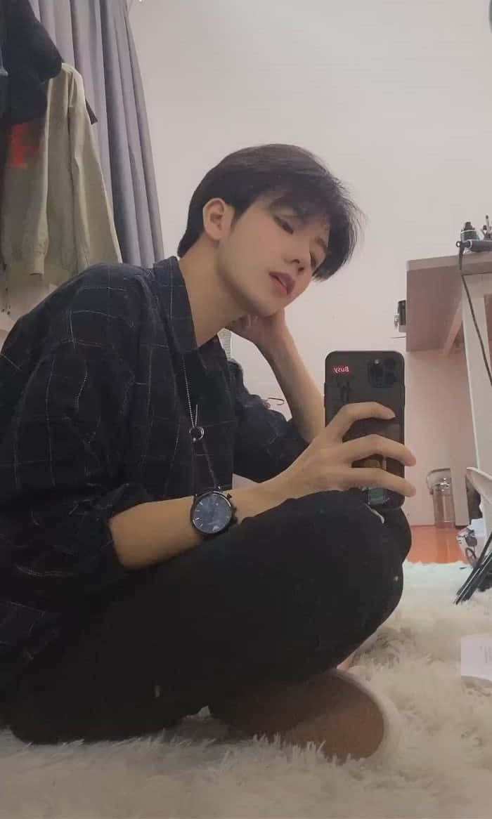 صبي جمالي يتأمل الحياة خلفية