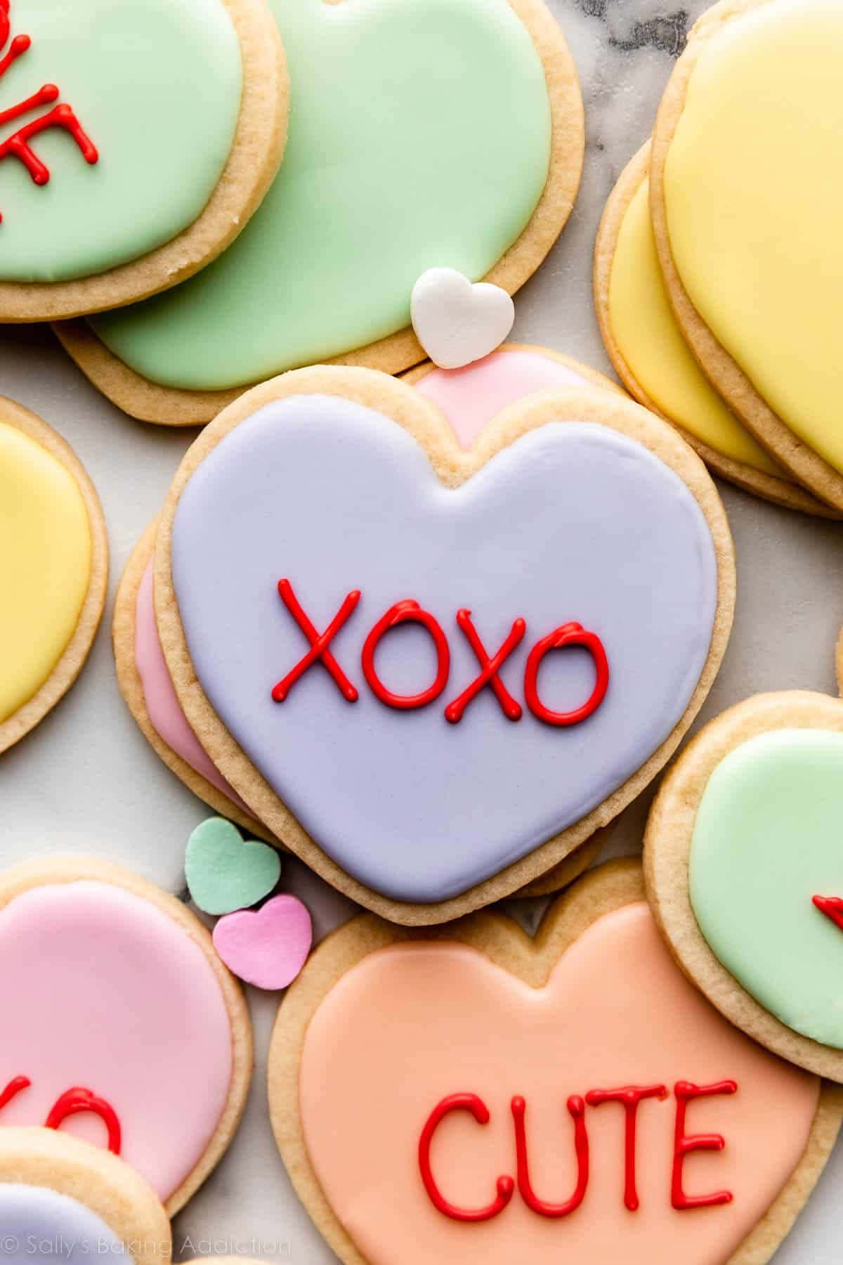 صور كعك عيد الحب على شكل قلوب بألوان الباستيل خلفية