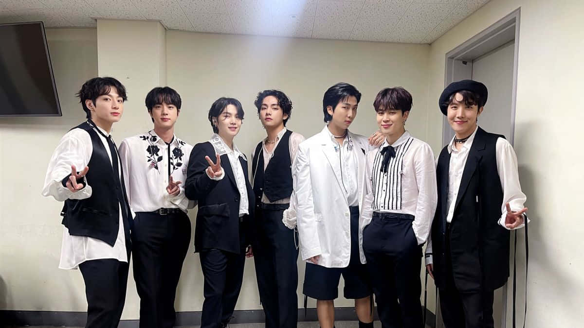 صورة BTS بالأبيض والأسود خلفية