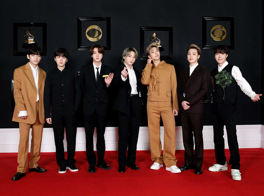 صورة BTS ببدلات لويس فويتون خلفية
