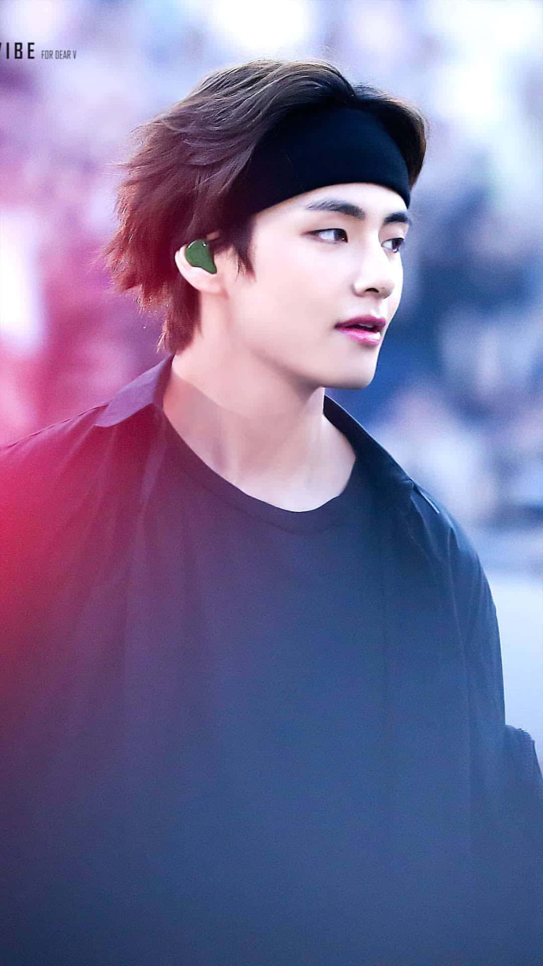 صورة جانبية للعضو V من فرقة BTS خلفية