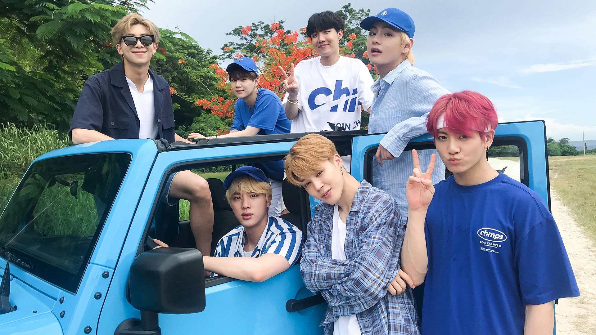 صورة جماعية لفرقة BTS في سايبان خلفية