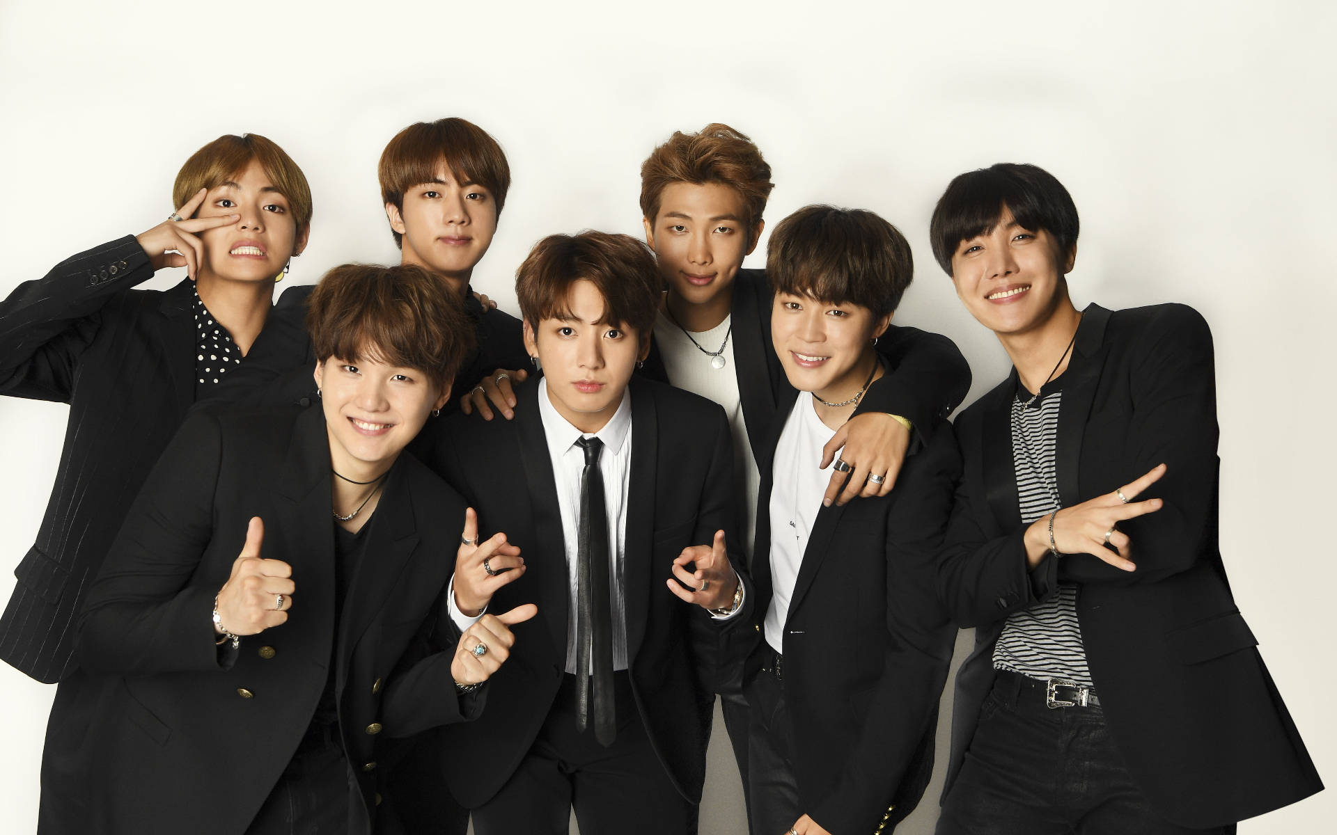 خلفية صورة جماعية لفرقة BTS ببدلات سوداء