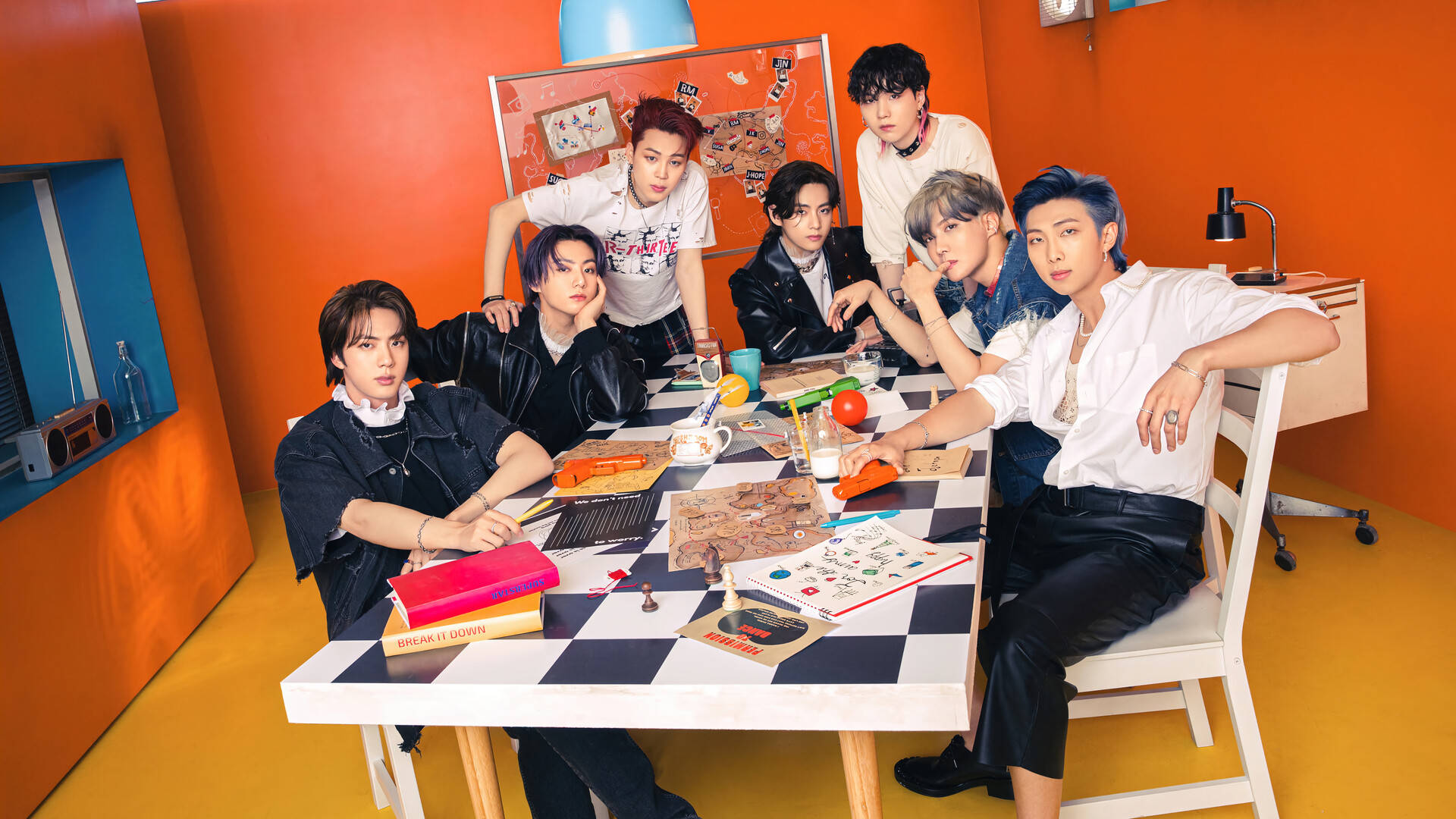 صورة جماعية لفرقة BTS في الغرفة البرتقالية خلفية