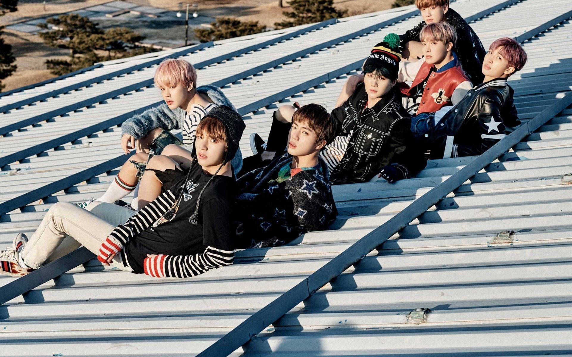 صورة جماعية لفرقة BTS في يوم الربيع خلفية