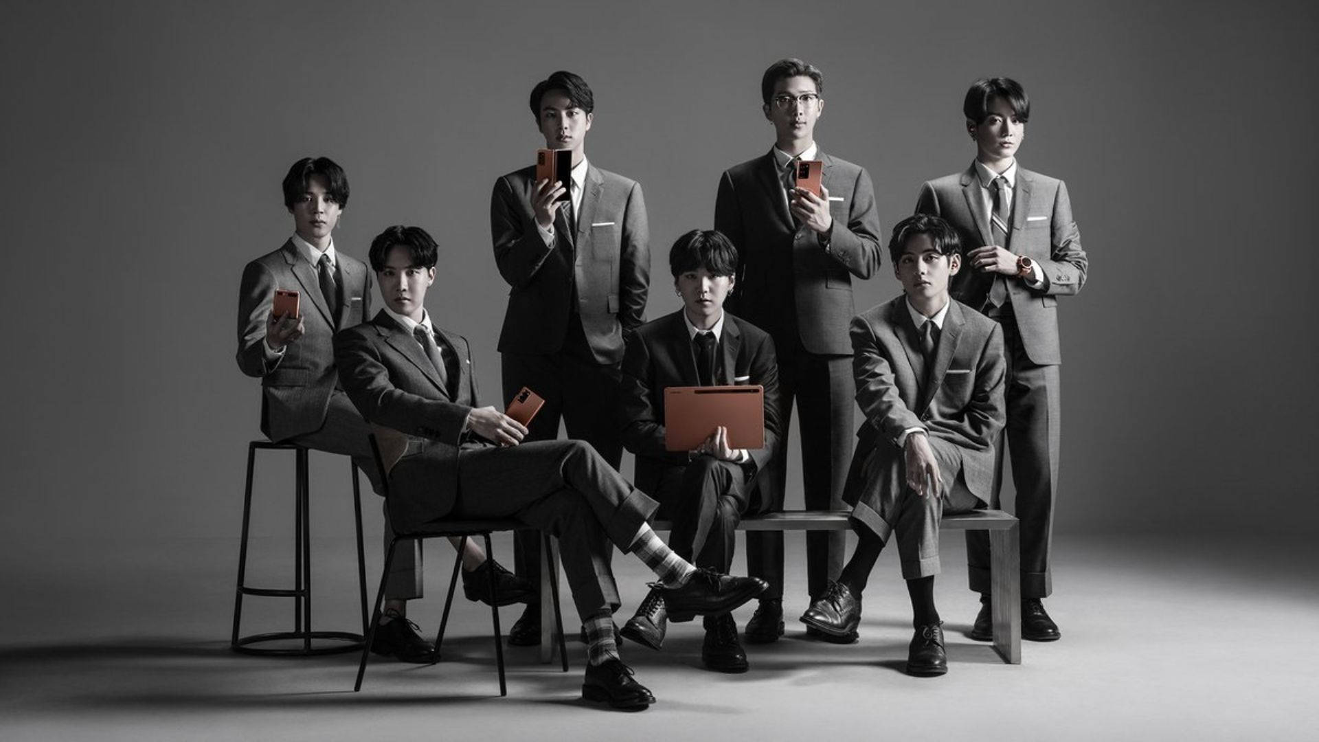 صورة خلفية BTS مع هواتف وأجهزة كمبيوتر محمولة خلفية