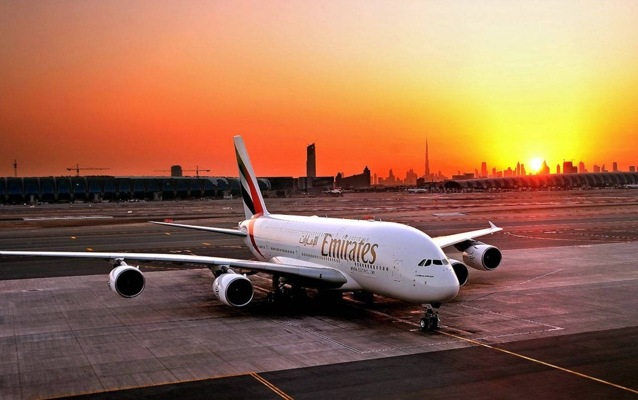 طائرة الإمارات A380 وغروب خلاب خلفية
