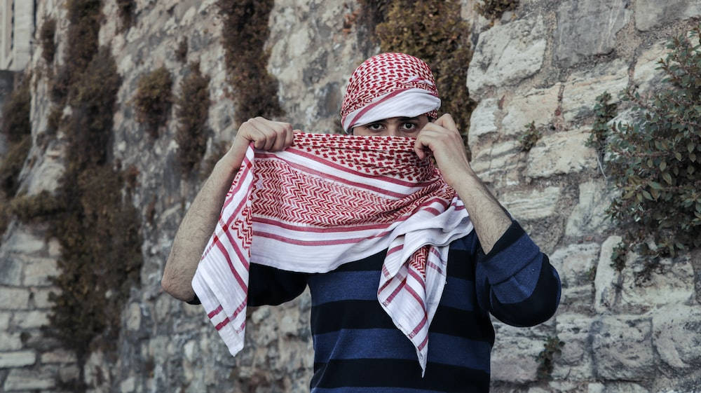 طفل إسلامي بوشاح أحمر مربعات خلفية