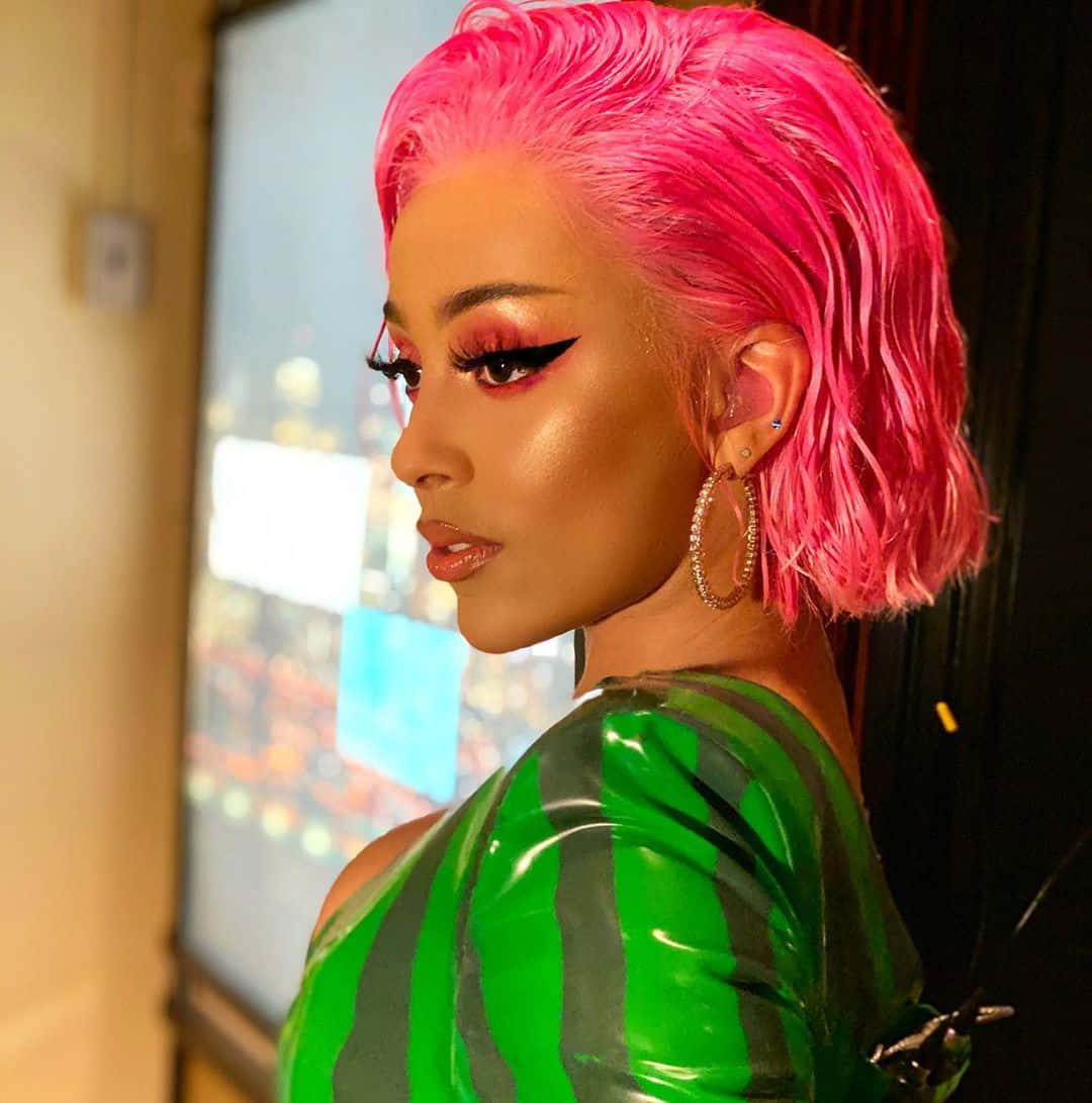 عيش الحياة بأناقة: Doja Cat خلفية