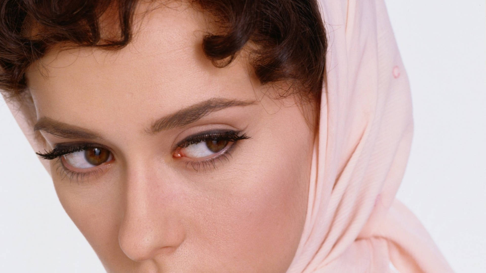 عيون جينيفر لوف هيويت الساحرة خلفية