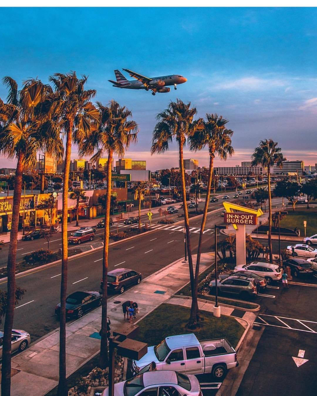 غروب الشمس فوق مطار لوس أنجلوس الدولي (LAX) خلفية