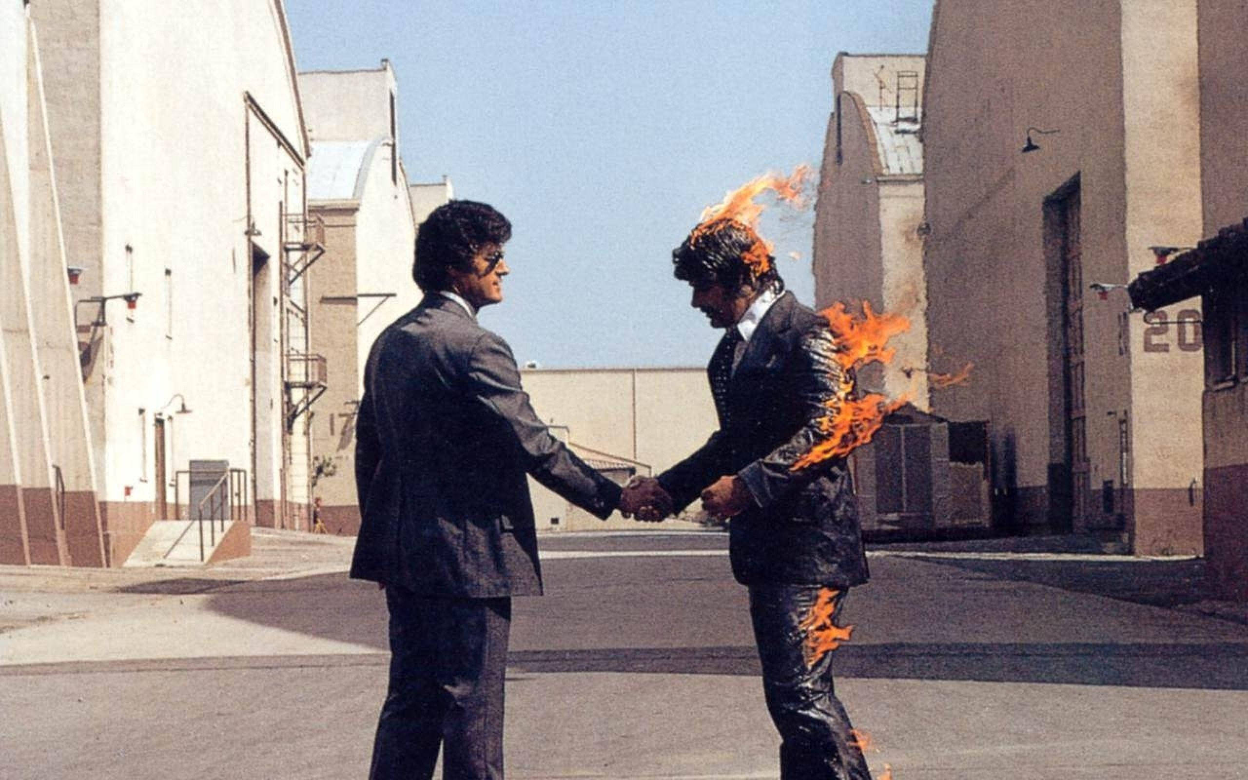 غلاف ألبوم Wish You Were Here لفرقة بينك فلويد بدقة 4K خلفية