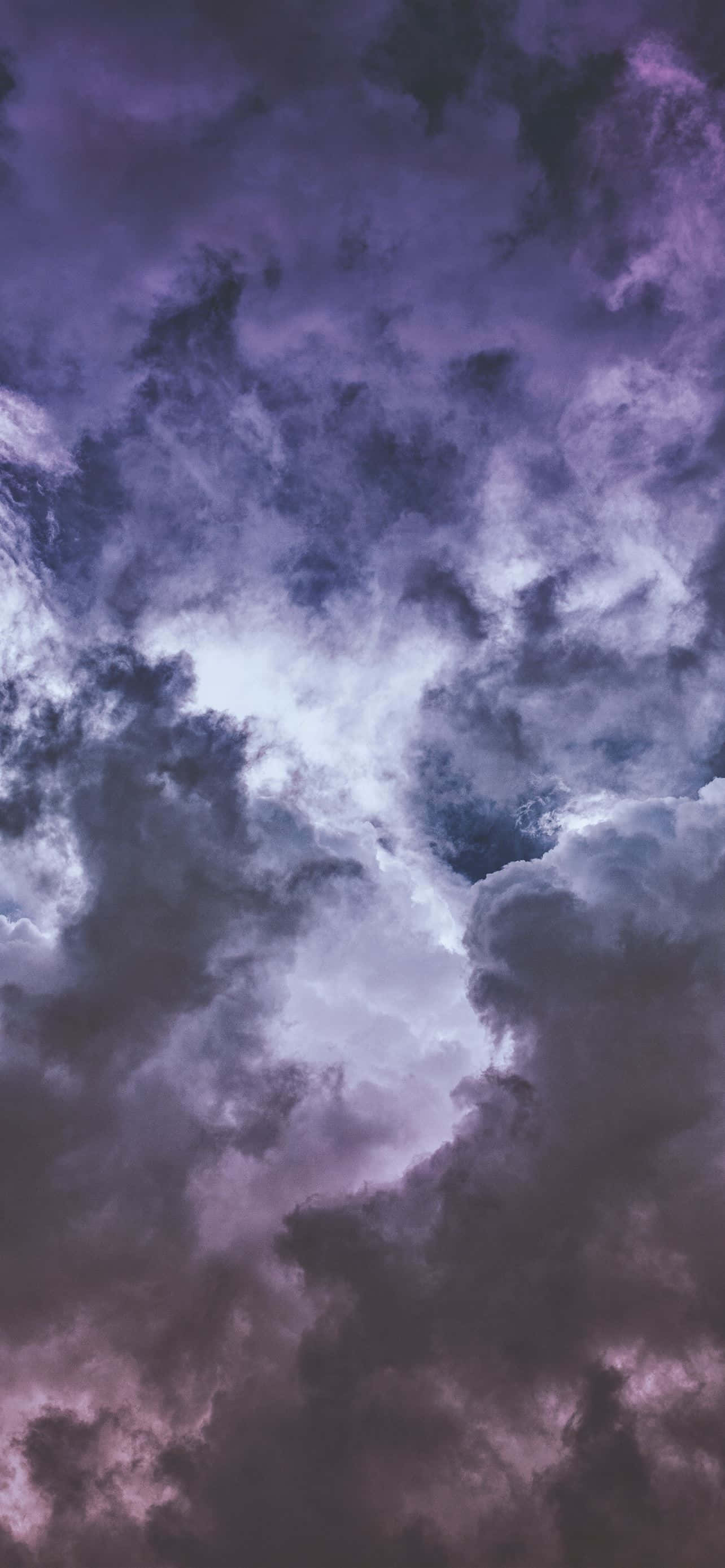 غيوم جذابة في يوم مشمس خلفية
