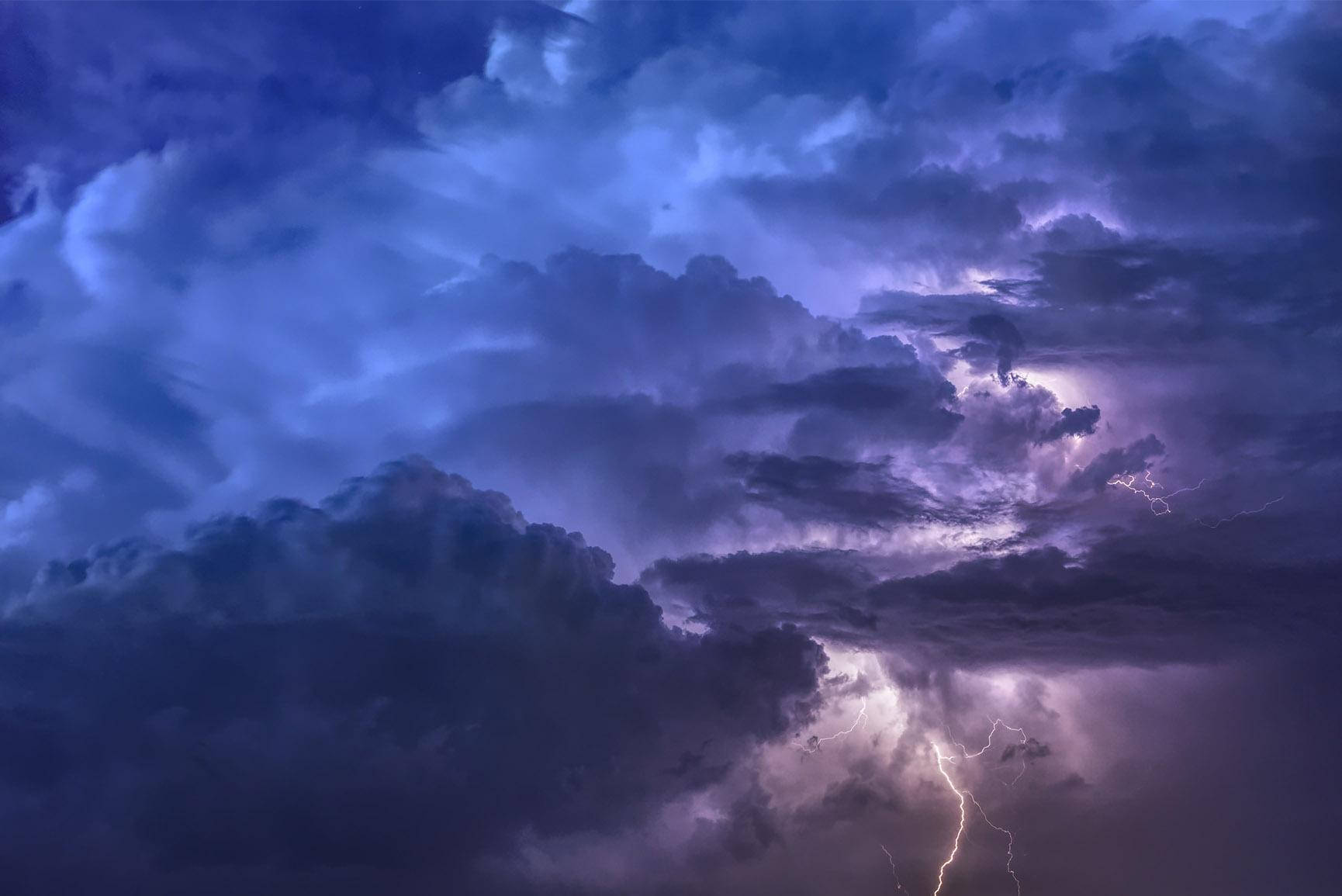 غيوم رعدية جمالية خلفية