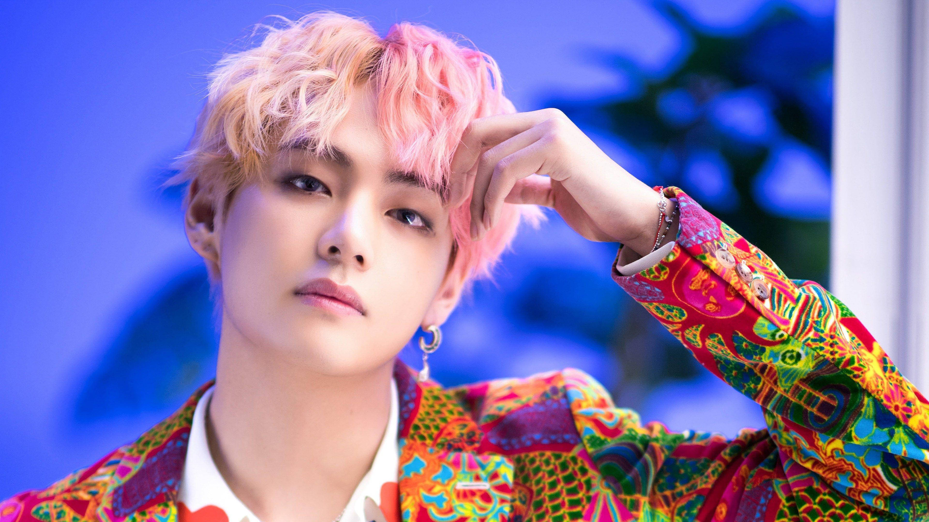 فايو من BTS ببدلة ملونة خلفية