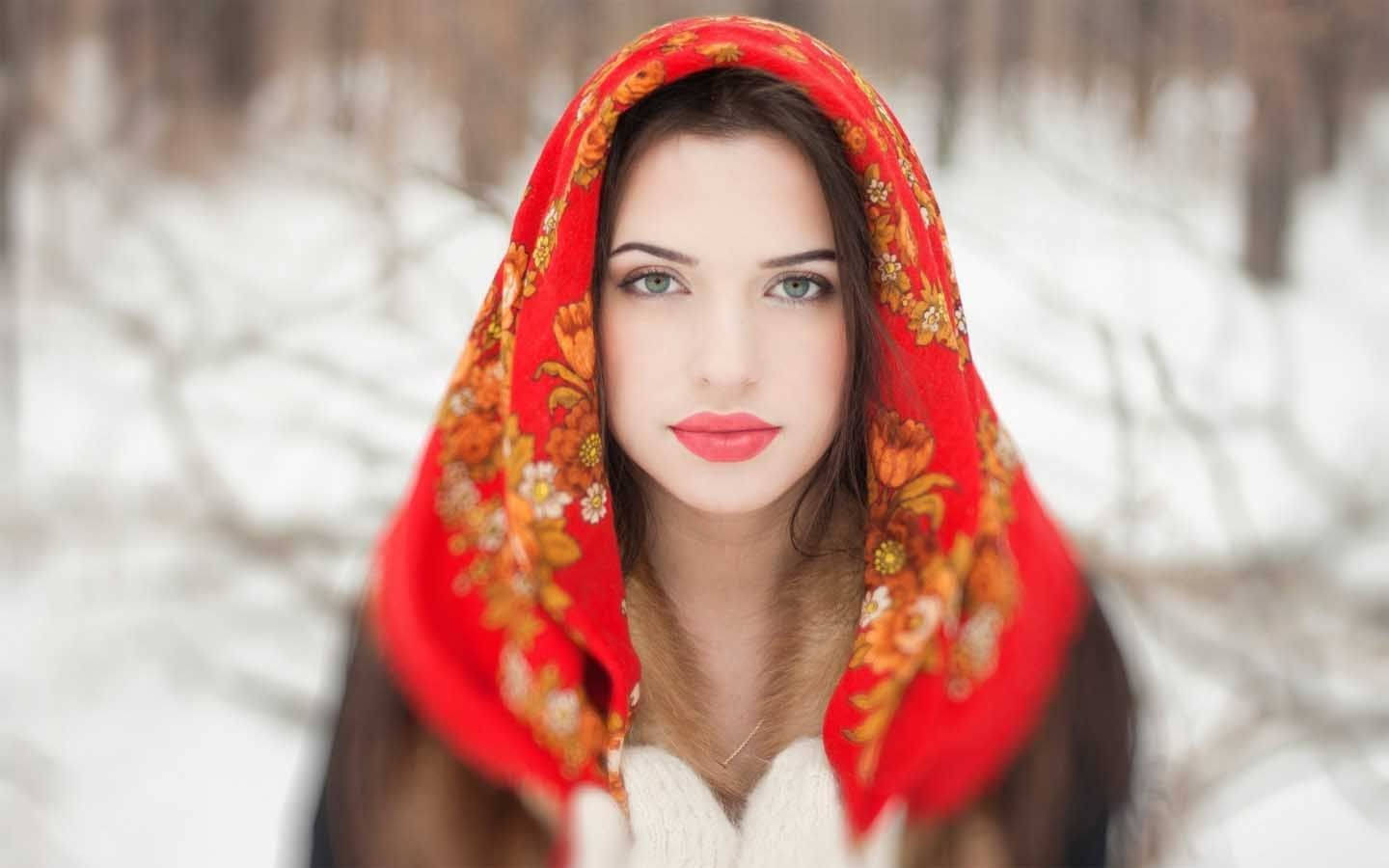 فتاة محجبة في الثلوج خلفية