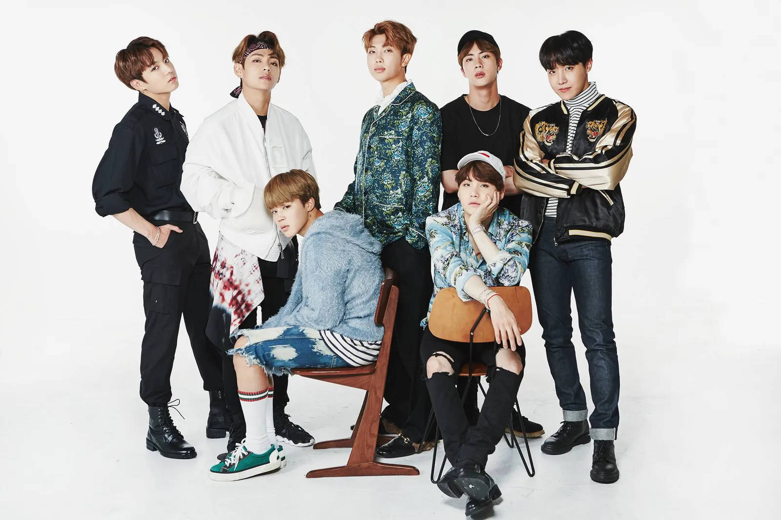 فرقة BTS اللطيفة تتألق معًا على خلفية بيضاء خلفية
