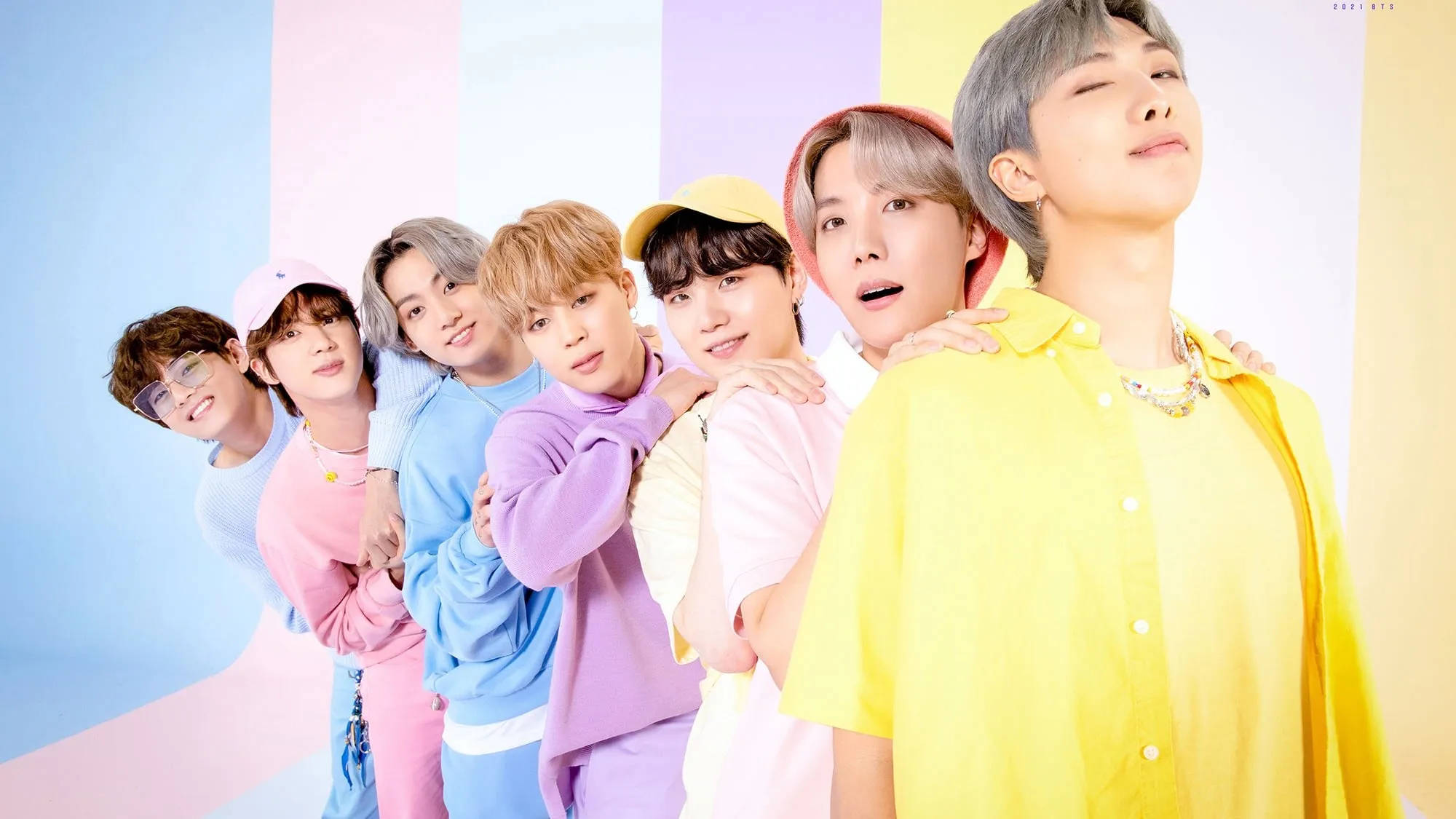 فرقة BTS اللطيفة مصطفة بألوان الباستيل خلفية