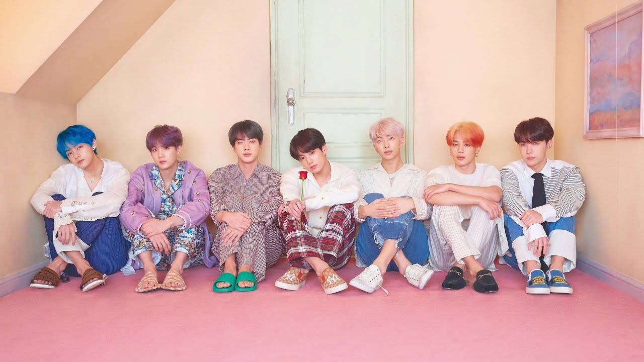 فرقة BTS اللطيفة تجلس معًا في العلية خلفية