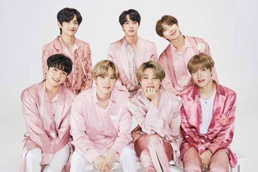 فرقة BTS اللطيفة ترتدي بدلات حريرية وردية خلفية