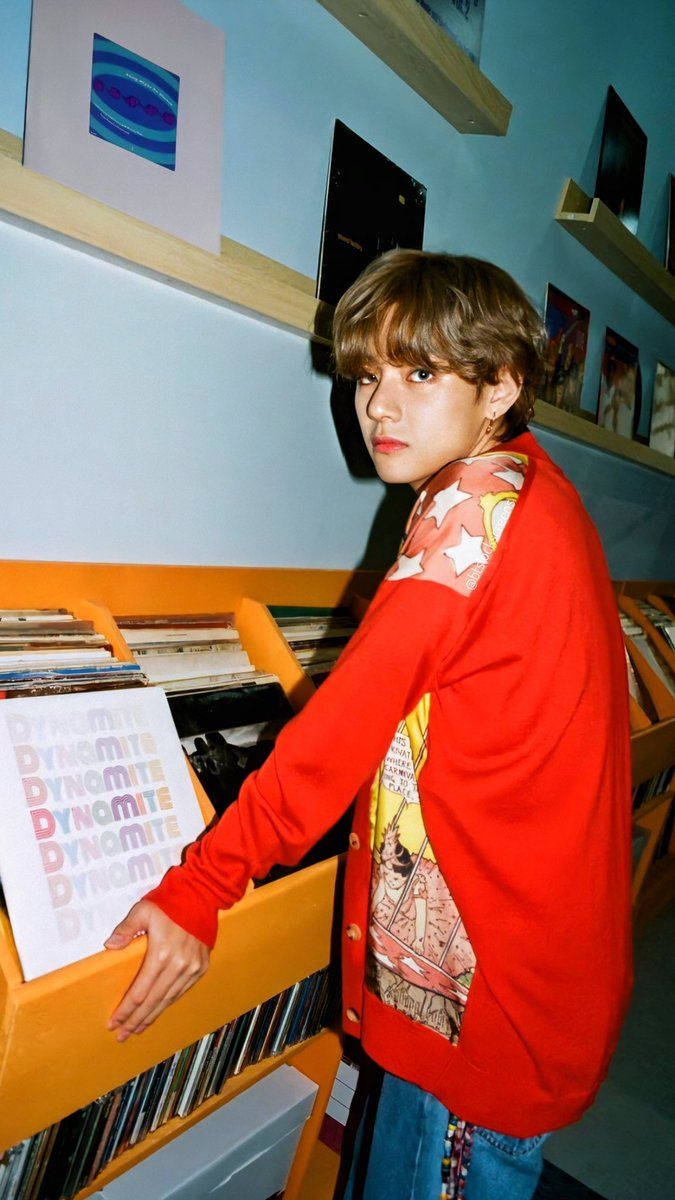 في مع تسجيل الفاينيل الديناميت لفرقة BTS خلفية