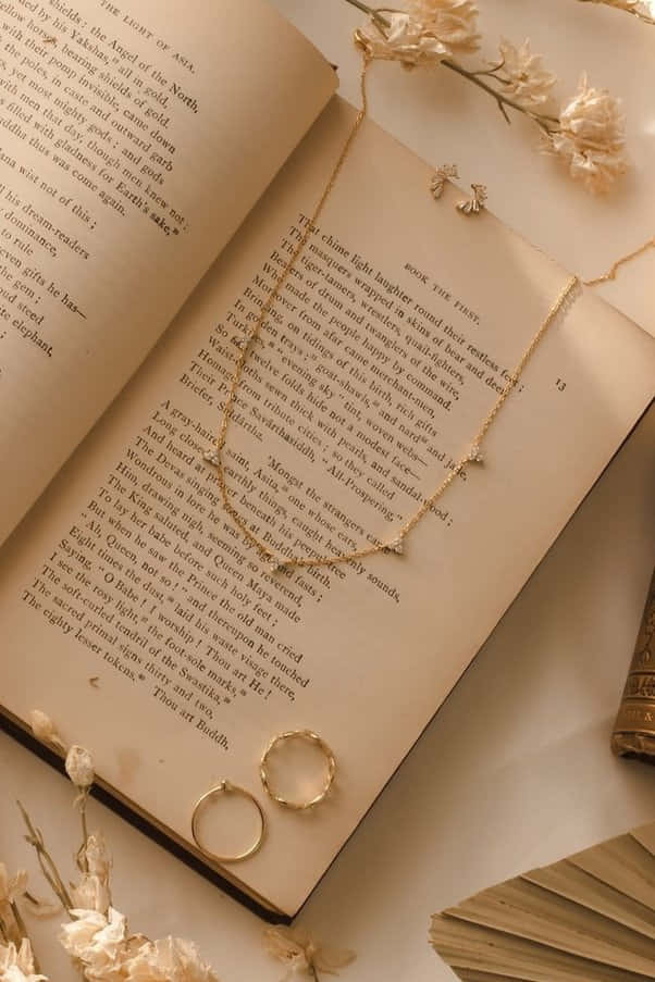 كتاب مع عقد وخاتم عليه خلفية