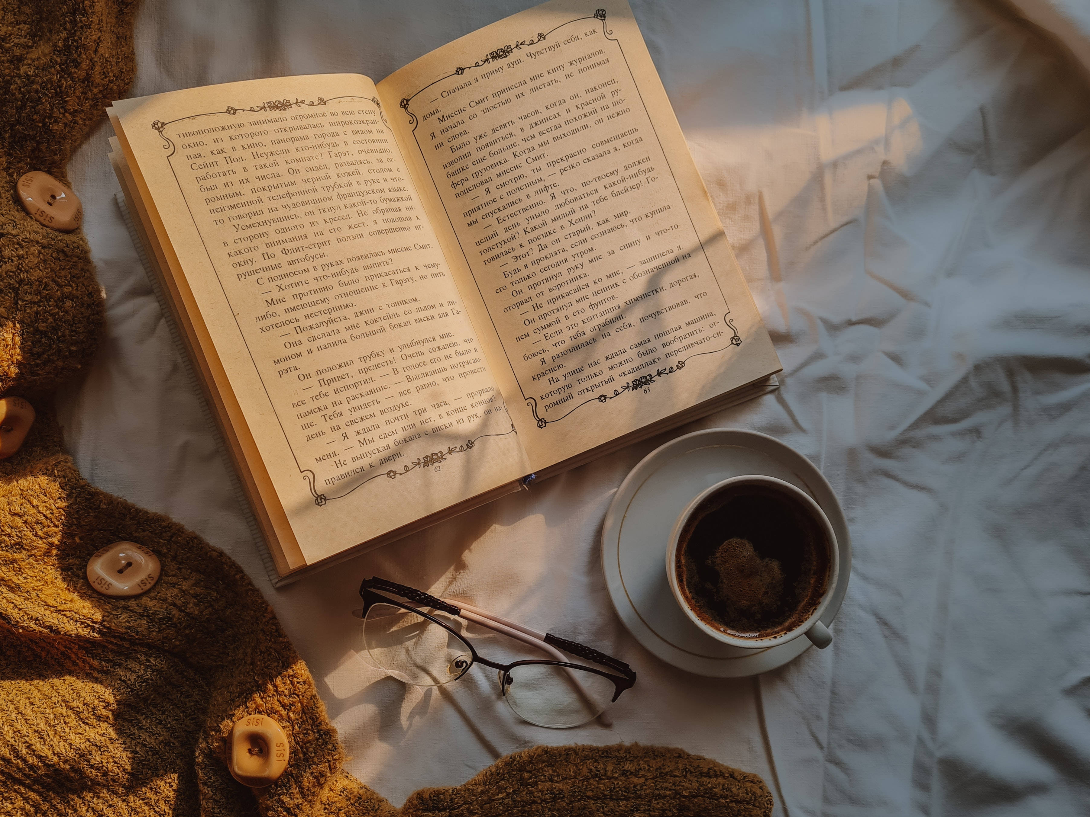 كتاب وجمال القهوة على سطح المكتب خلفية