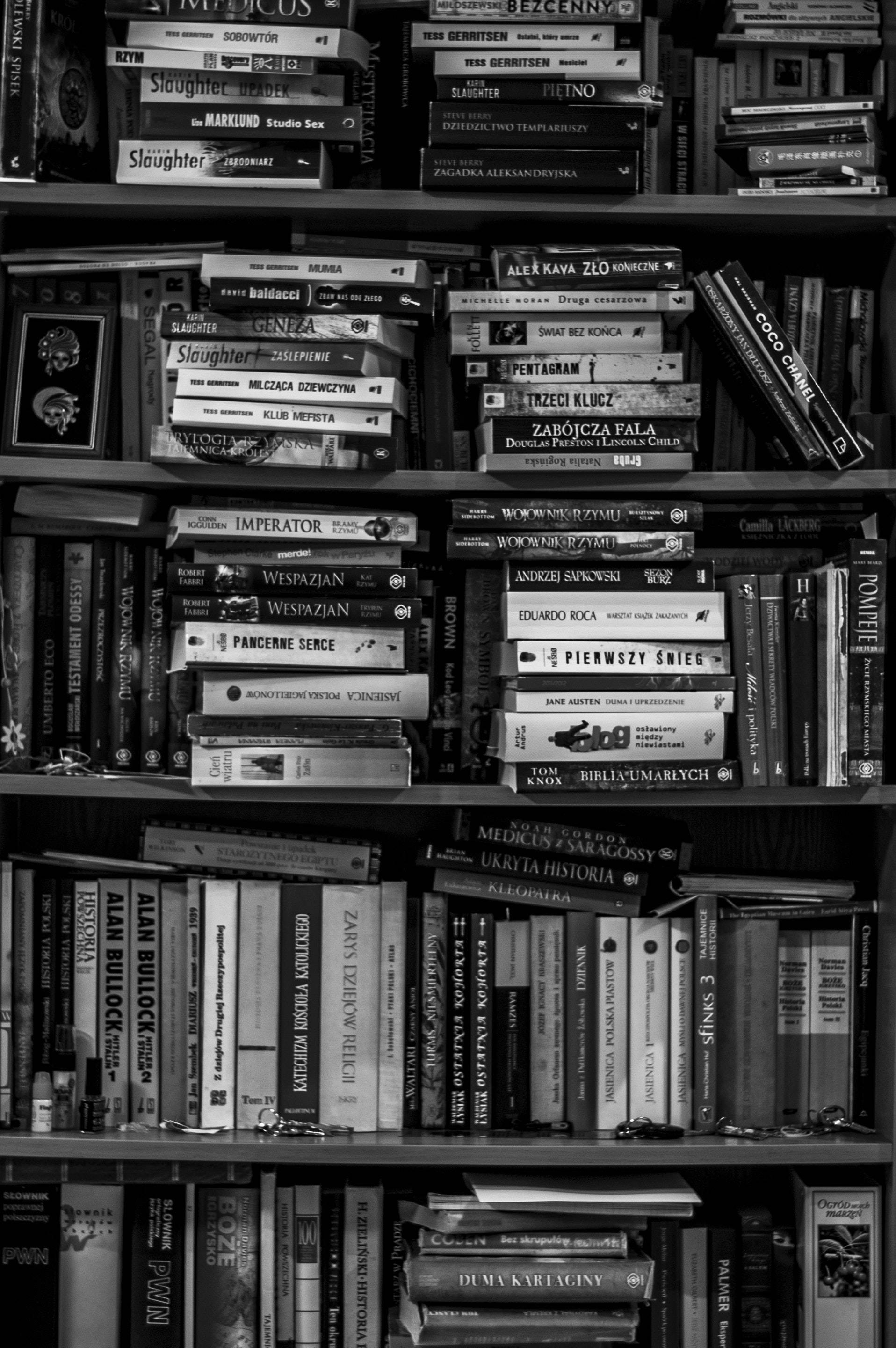 كتب التصوير الفوتوغرافي بالأبيض والأسود على الرف خلفية