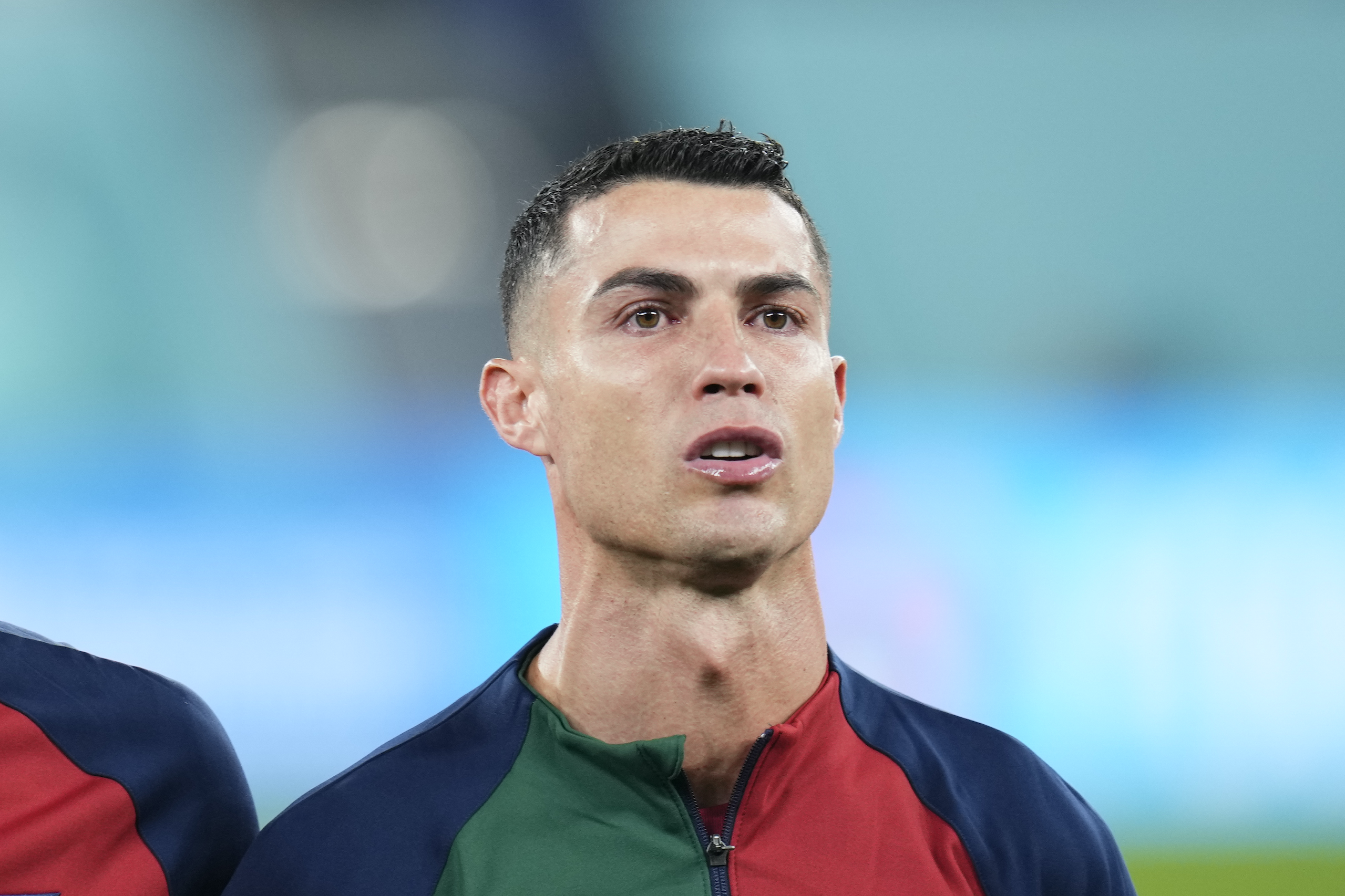 كريستيانو رونالدو في وضع الاستعداد على أرض الملعب. خلفية