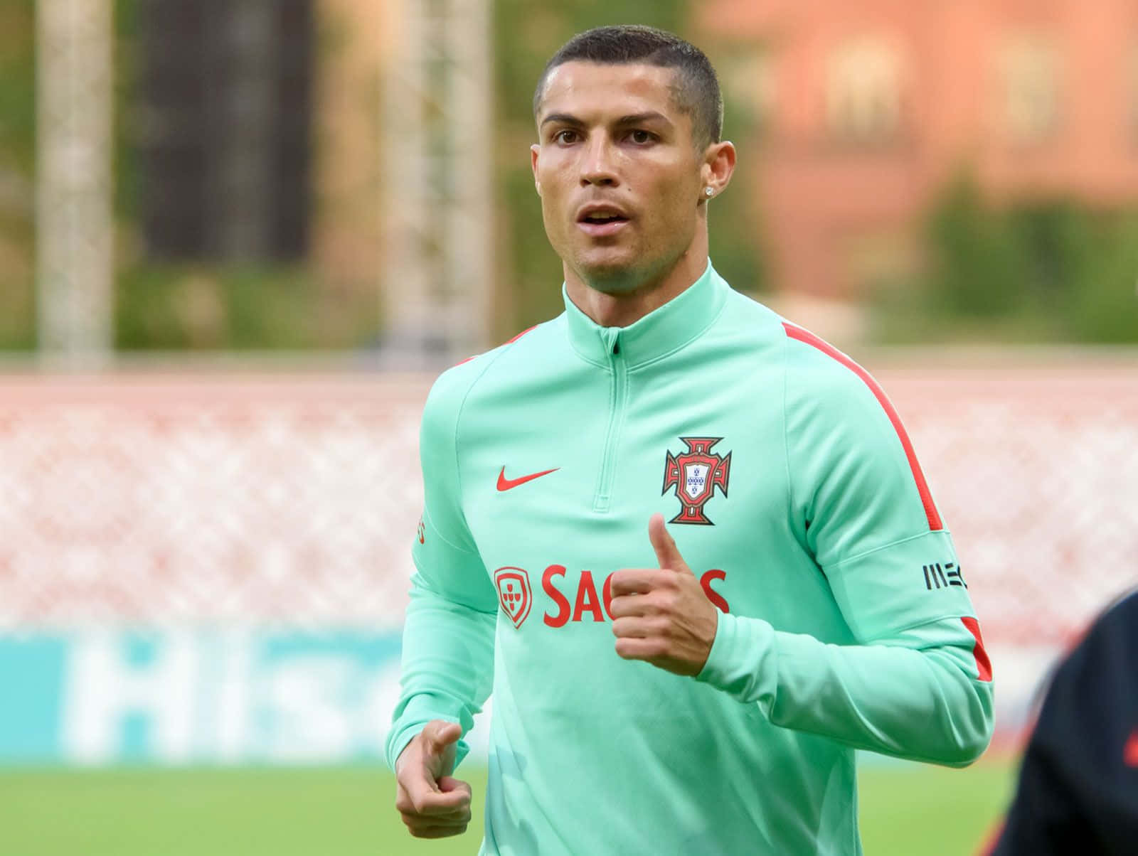 كريستيانو رونالدو، لاعب كرة قدم أيقوني يواصل إبهار الجماهير بمهارته وشغفه باللعبة خلفية