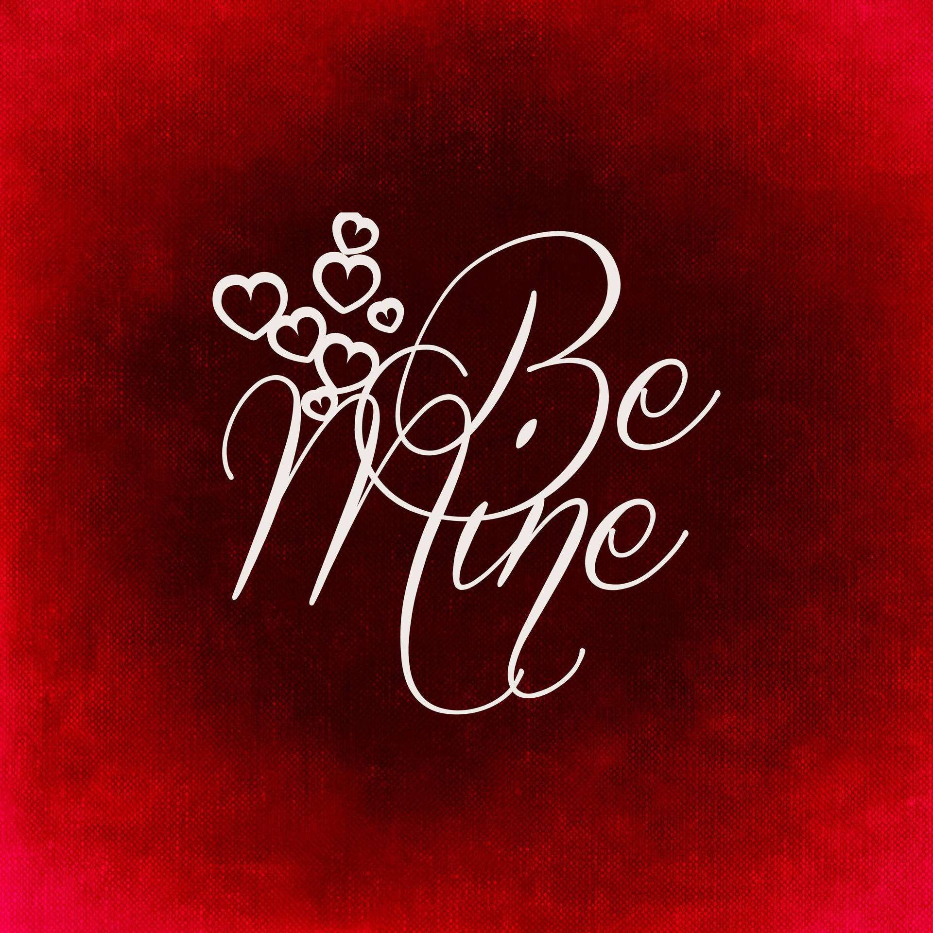 عبارة طلب الزواج "Be mine" مكتوبة باللون الأبيض مع قلوب صغيرة لطيفة على خلفية حمراء لعيد الحب.