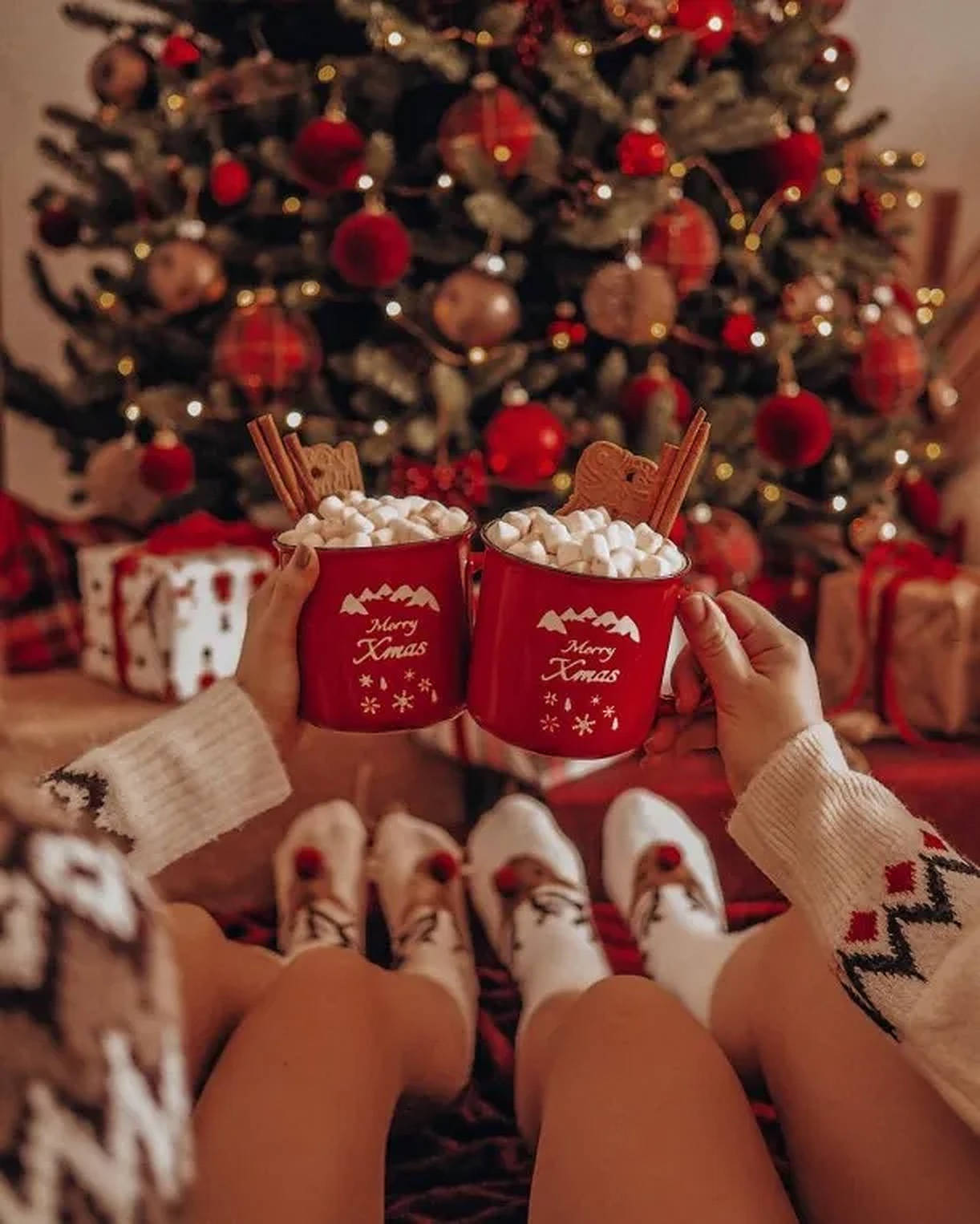 كوب أحمر دافئ لجو عيد الميلاد خلفية