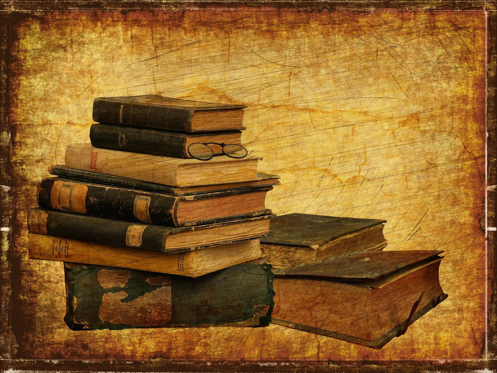 كومة جذابة من الكتب القديمة خلفية