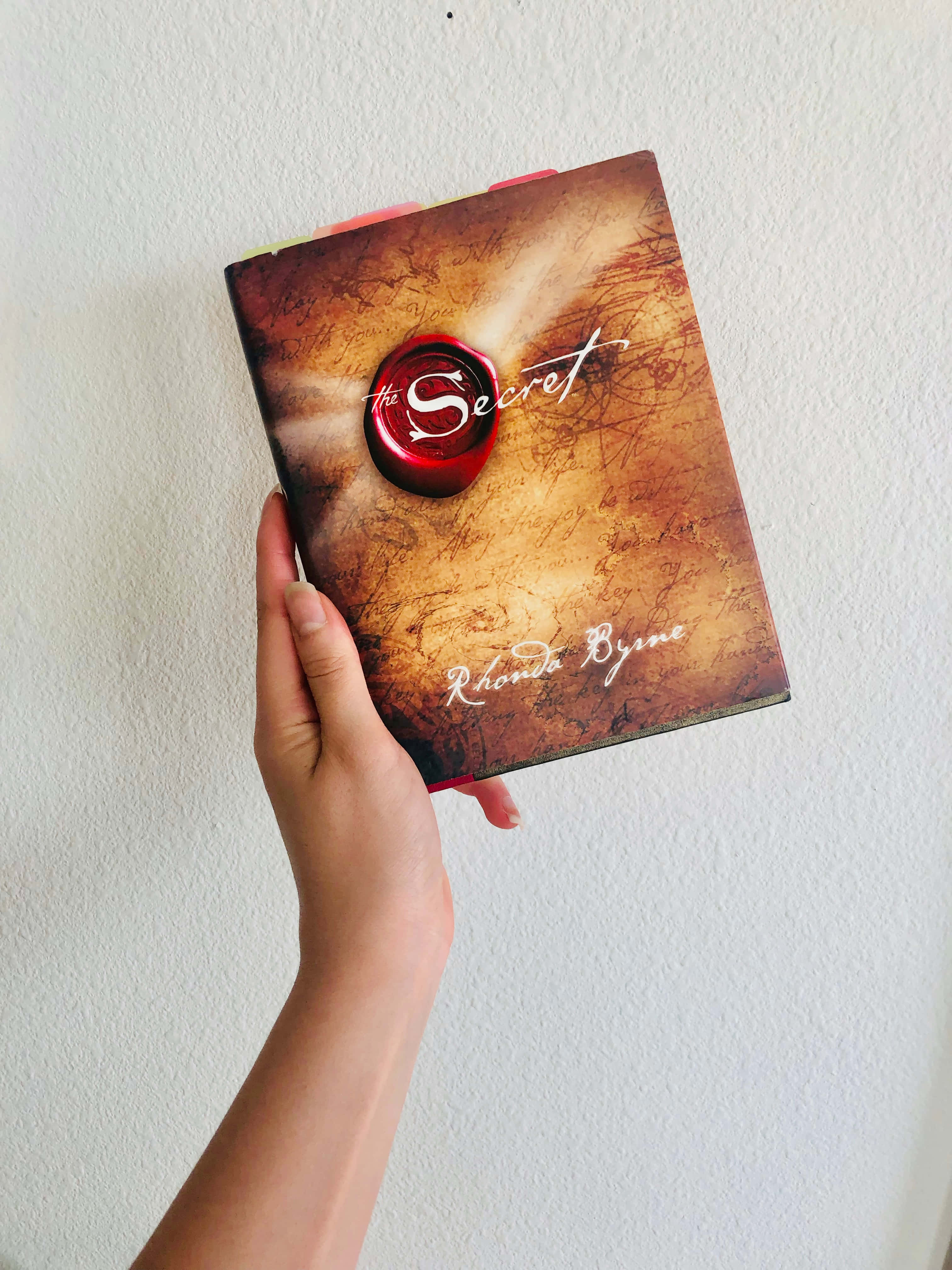 كومة من الكتب ذات ظهور كلاسيكية تعلو نافذة دافئة على شكل حرف A خلفية