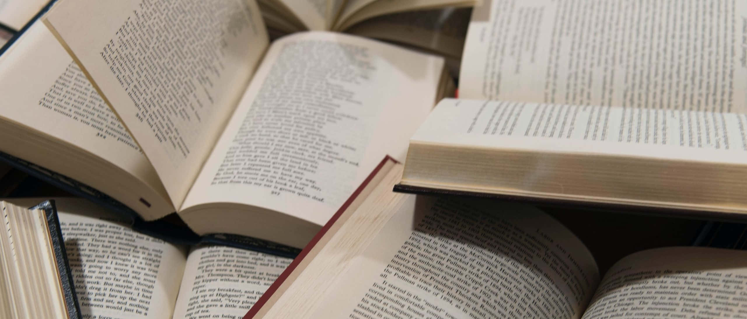 كومة من الكتب على طاولة خلفية