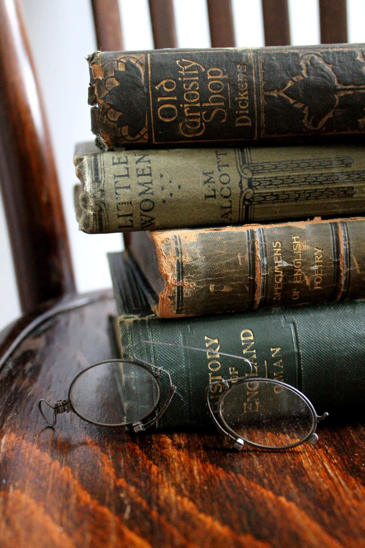 كومة من الكتب على كرسي خشبي خلفية